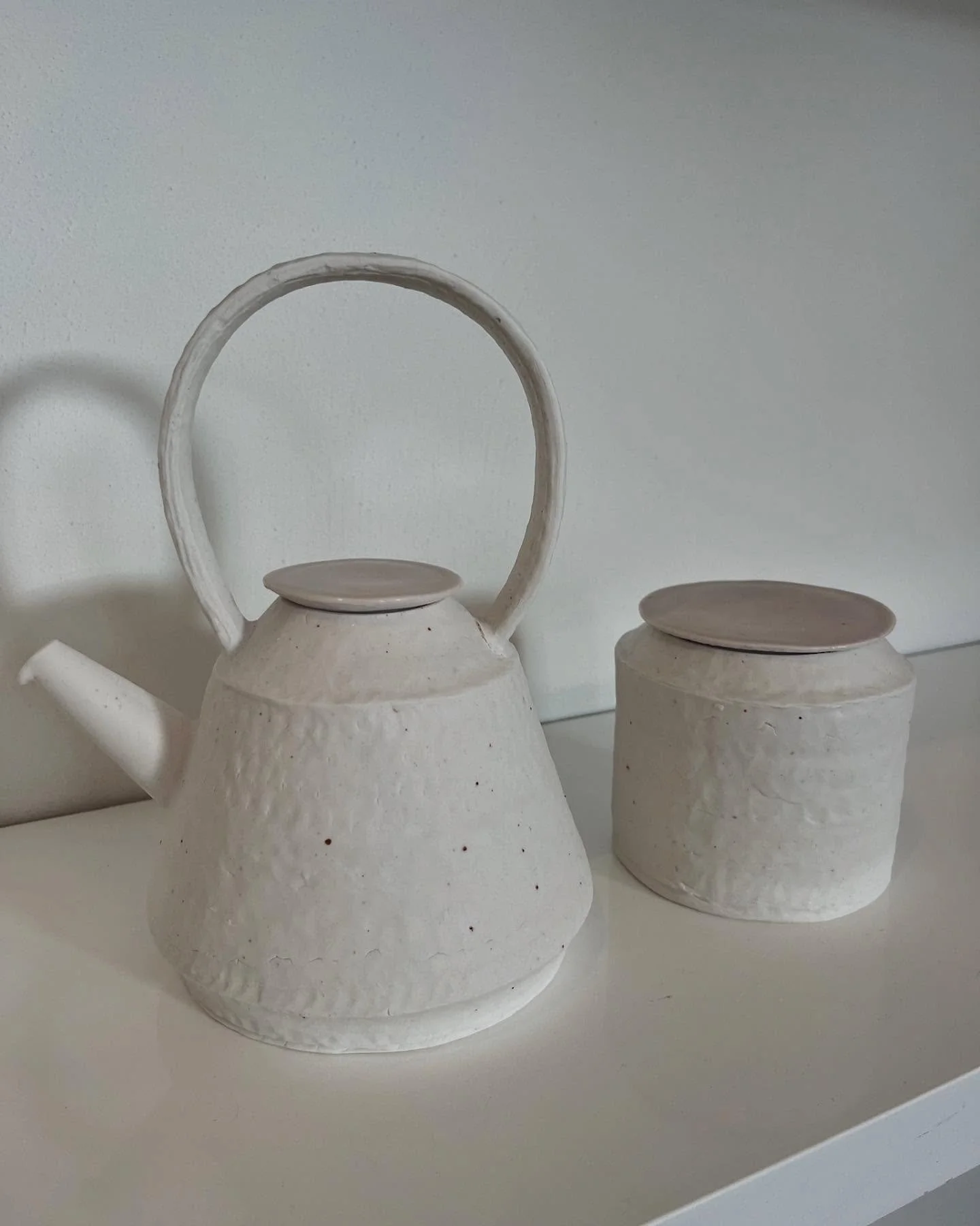 Het is alweer een half jaar geleden dat ik een Masterclass heb gevolgd bij Kiho Kang! Wat een geweldige ervaring maar ook ver buiten mijn comfortzone want deze juweeltjes zijn opgebouwd uit vele rolletjes porselein! ❤️ 

#kihokang #porselein #handvor