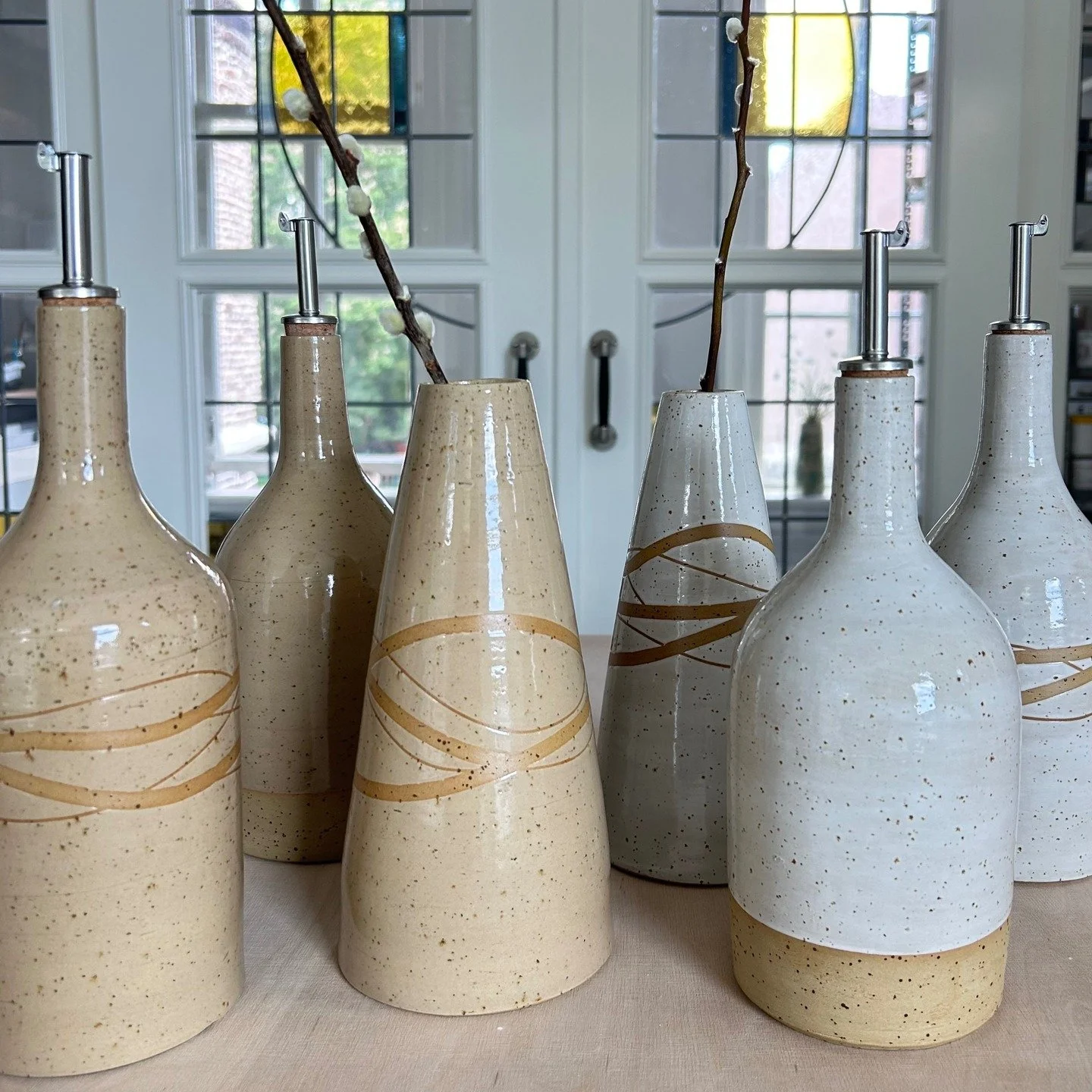 ✨ Nieuw werk! ✨ Deze olieflessen en vazen zijn vers uit mijn oven gekomen &ndash; speels gespikkeld, met natuurlijke glazuren en subtiele lijnen. Elk stuk is uniek, functioneel &eacute;n een blikvanger in je keuken of interieur.
Kom ze dit weekend va