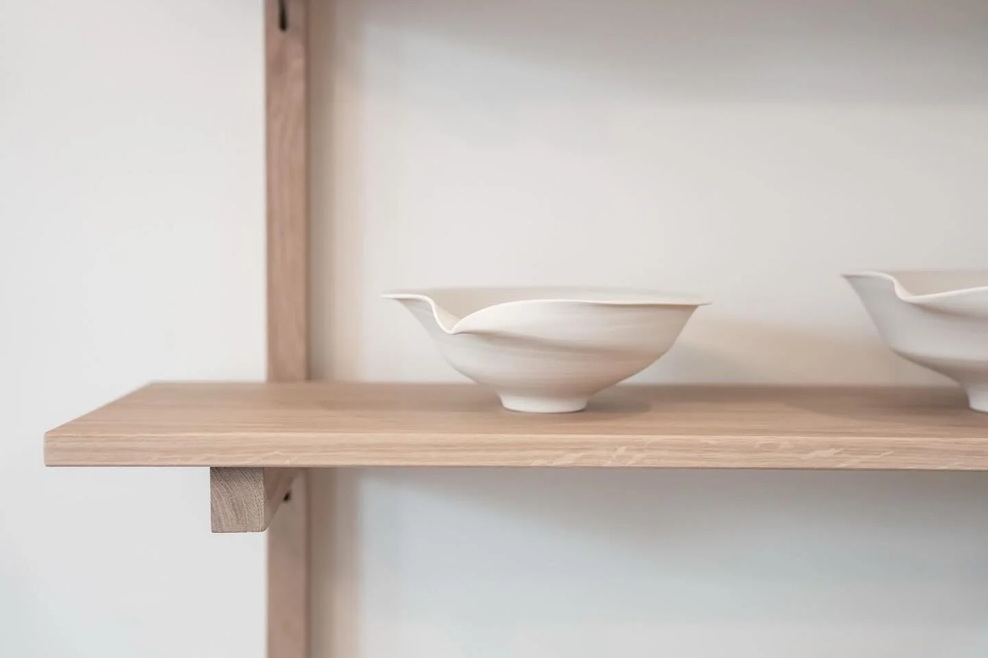 ✨ Porseleinen schalen gemaakt in Leeuwarden, onder leiding van @annagreidanus in de Blokhuispoort. Een bijzondere ervaring op een inspirerende plek!

#slowdesign #craftsmanship #minimaldesign #wabisabi #organicshapes #naturalcolors #functionalart #ha