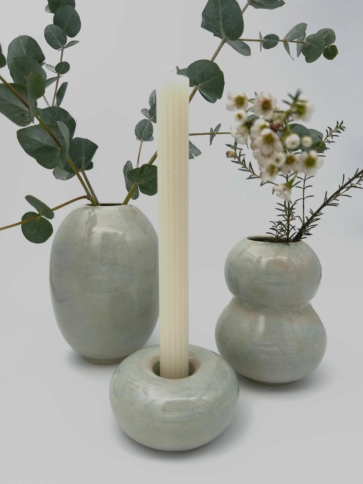 Deze nieuwe serie van vaasjes en kandelaars maakt me heel blij! 
Rustig van kleur, maar levendig in het licht en zo mooi om samen te combineren! Ook in een zachte rozige tint te krijgen😍

Benieuwd naar afmetingen/prijzen of wil je iets apart houden?