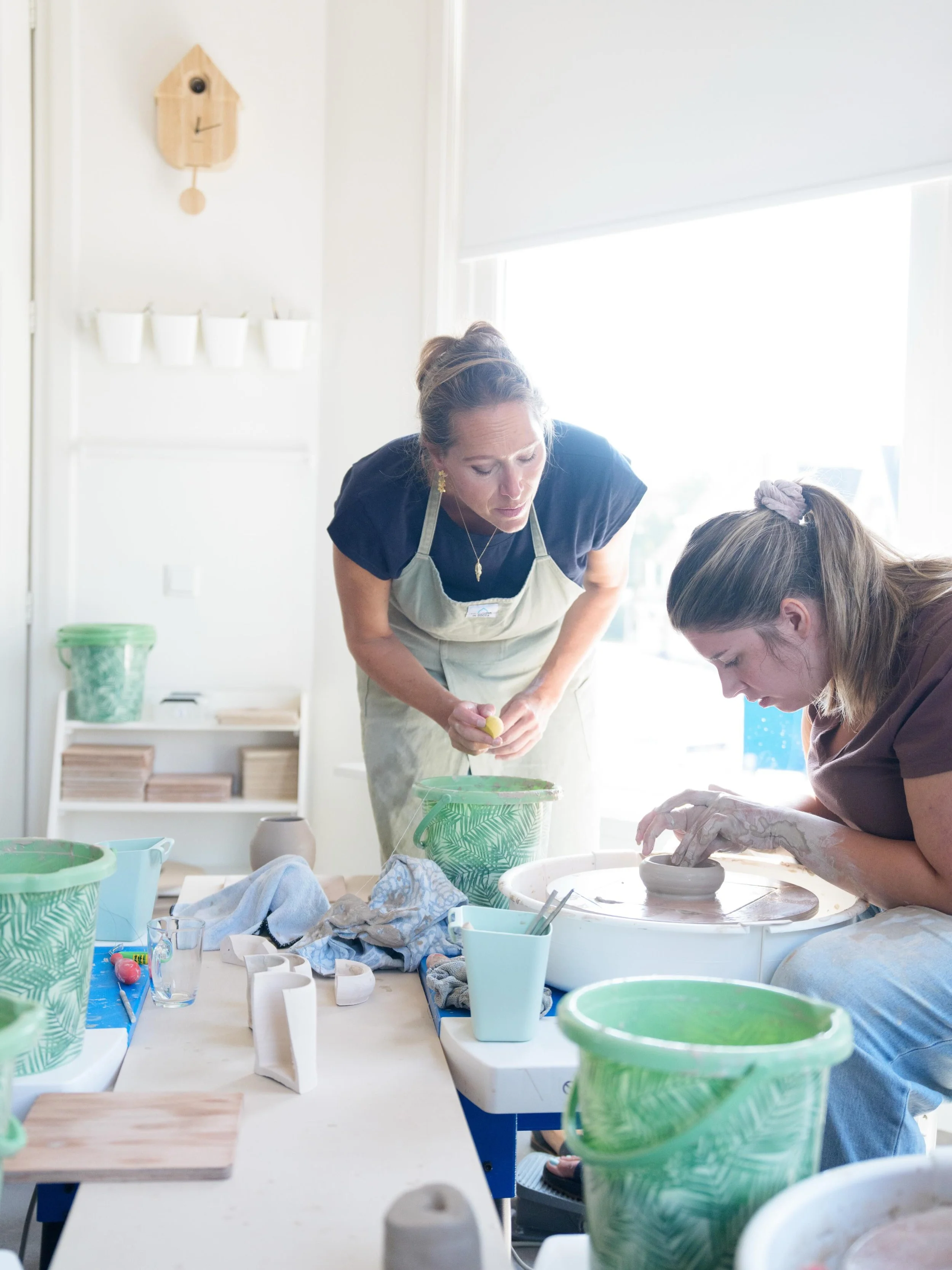 Wil je kennismaken met draaien aan de draaischijf? Of je juist een heel weekend verdiepen in klei? Dan is dit het moment om je plek te reserveren 🤍

Nieuw is dat je je nu online kunt inschrijven voor zowel de workshops als de draaiweekenden. Dus lij