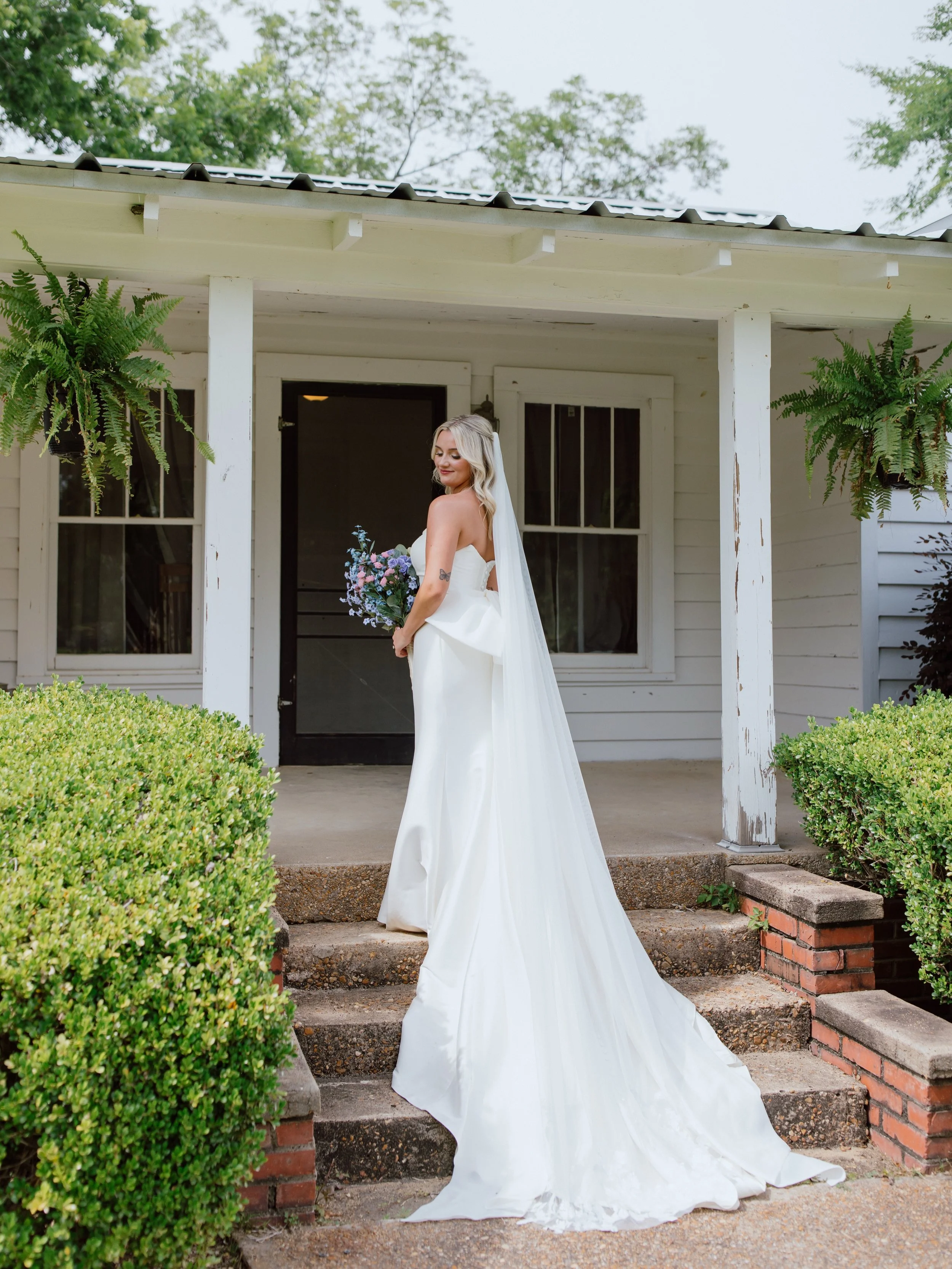 Mrs. Anderson 🤍

So in love with these bridal portraits for Ashtynn! Such a beautiful bride &amp; such a beautiful Mississippi wedding day ✨💍🫶

#mississippiweddingphotographer #starkville #mississippi #essex #essexweddingphotographer