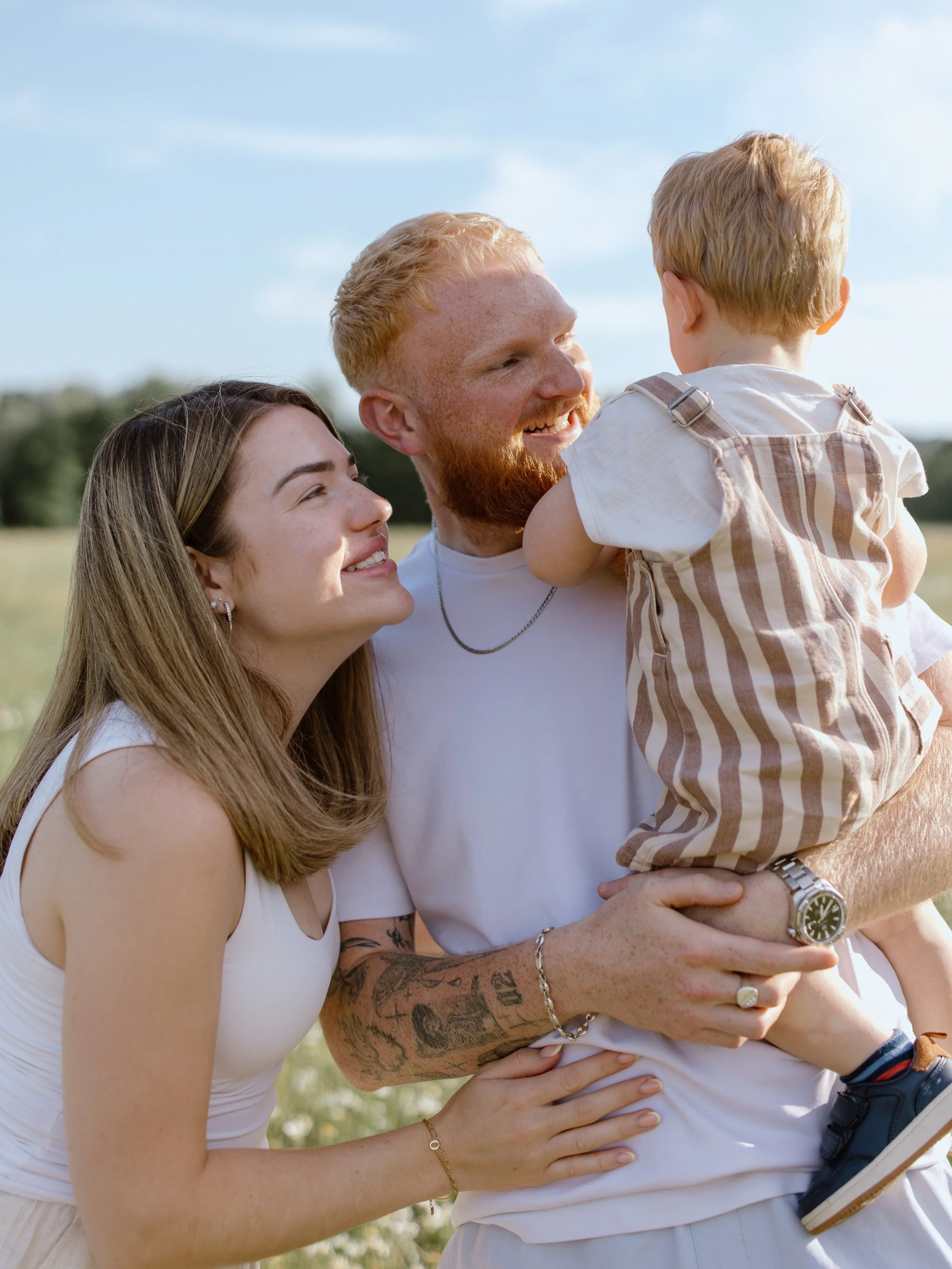 We wandered through a field of daisies 🌼 such a dreamy, sweet family session ☀️🫶✨

#essex #essexphotographer #essexfamilyphotographer #familyphotoshoot #halsteadessex