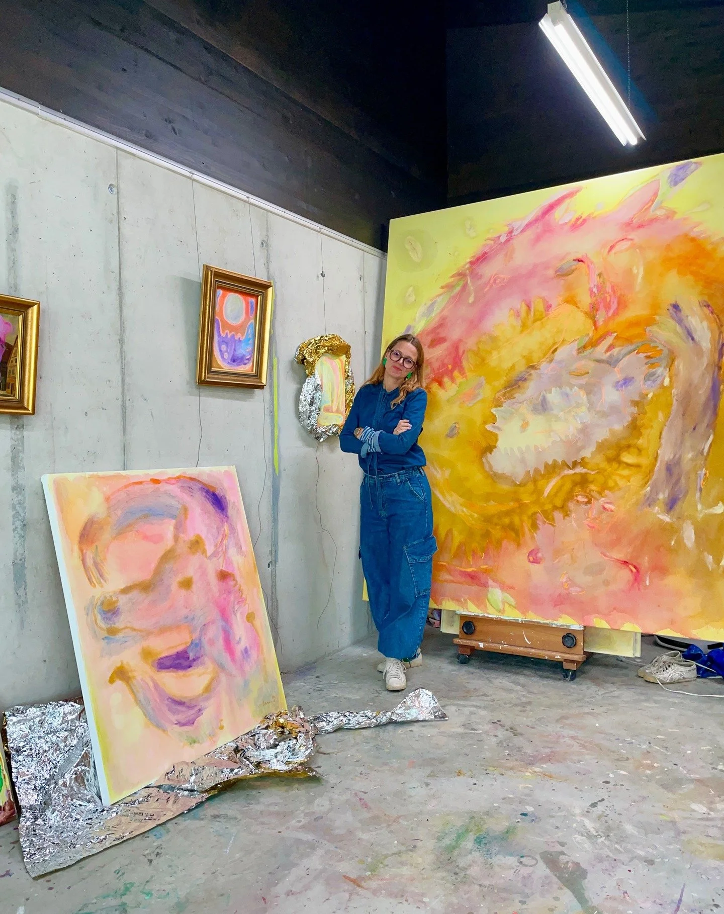 Gr&ouml;&szlig;envergleich. Studioansichten. Atelier = private Ausstellung. Und ja. Die Arbeiten sind teils fernab von irgendwas sonst bei mir. Es ist furchtbar. Unverst&auml;ndlich. Und es ist sch&ouml;n. Anders. Wieviele Personen wohnen wohl in mir