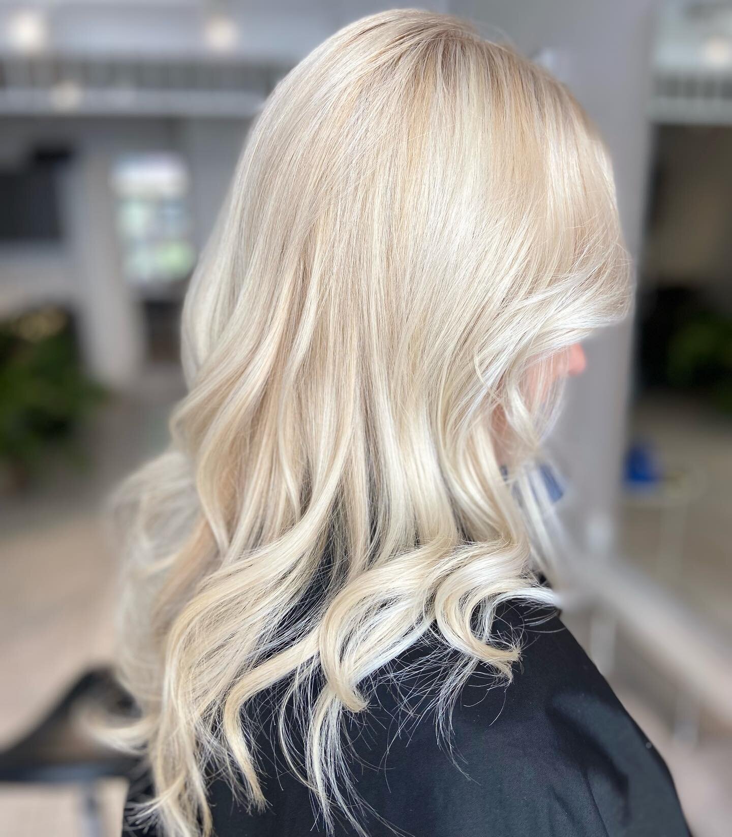 Gl&ouml;m inte och boka in din tid innan sommarn 🌸☀️

#fris&ouml;rstockholm #hair #wella #color #mariatorget
#olaplexsweden #balayage #babylights #blond #blondehair #herrklippning #s&ouml;dermalm #fris&ouml;r #hornsgatan #highlights #haircolor #h&ar