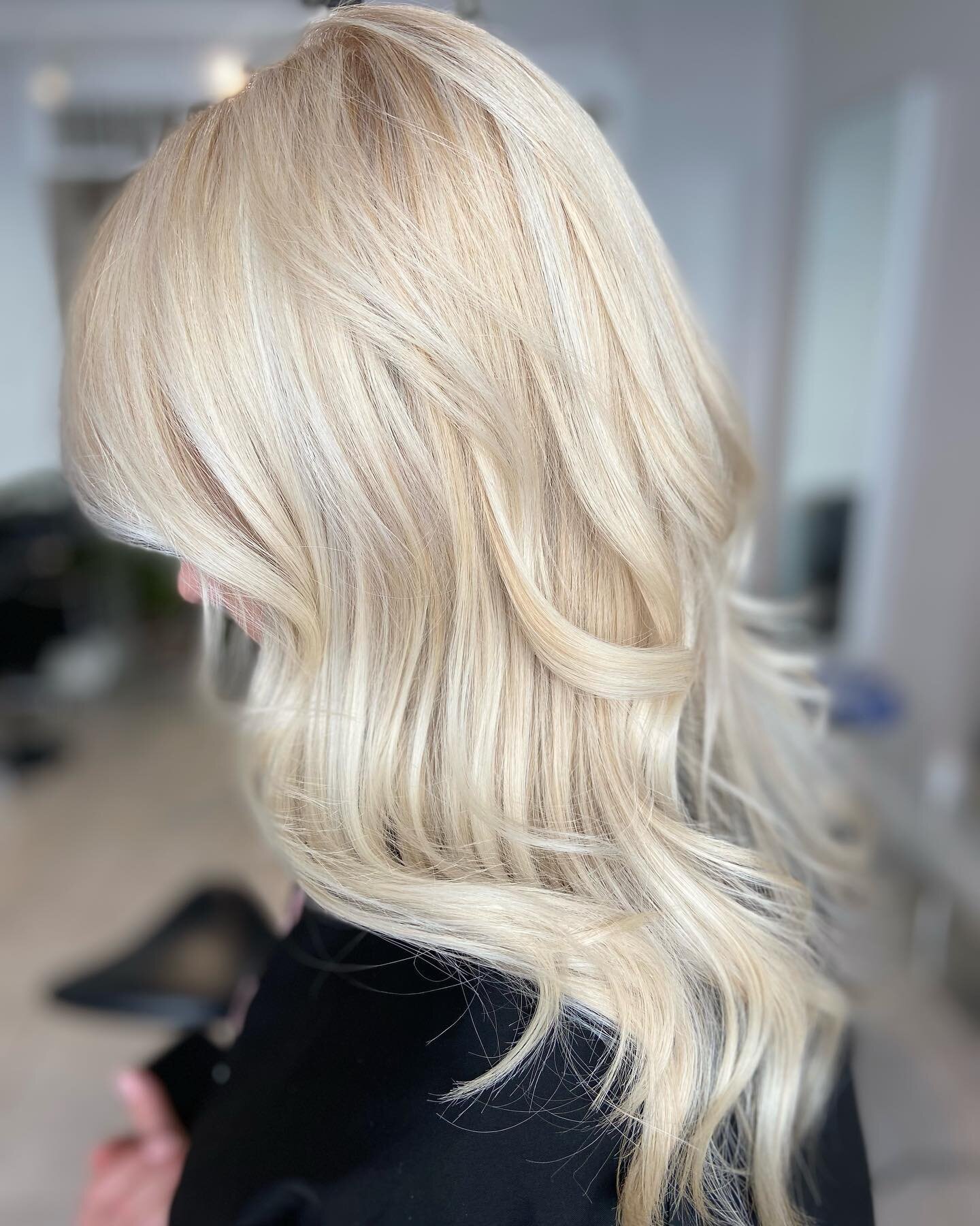 Gl&ouml;m inte och boka in din tid innan sommarn 🌸☀️

#fris&ouml;rstockholm #hair #wella #color #mariatorget
#olaplexsweden #balayage #babylights #blond #blondehair #herrklippning #s&ouml;dermalm #fris&ouml;r #hornsgatan #highlights #haircolor #h&ar