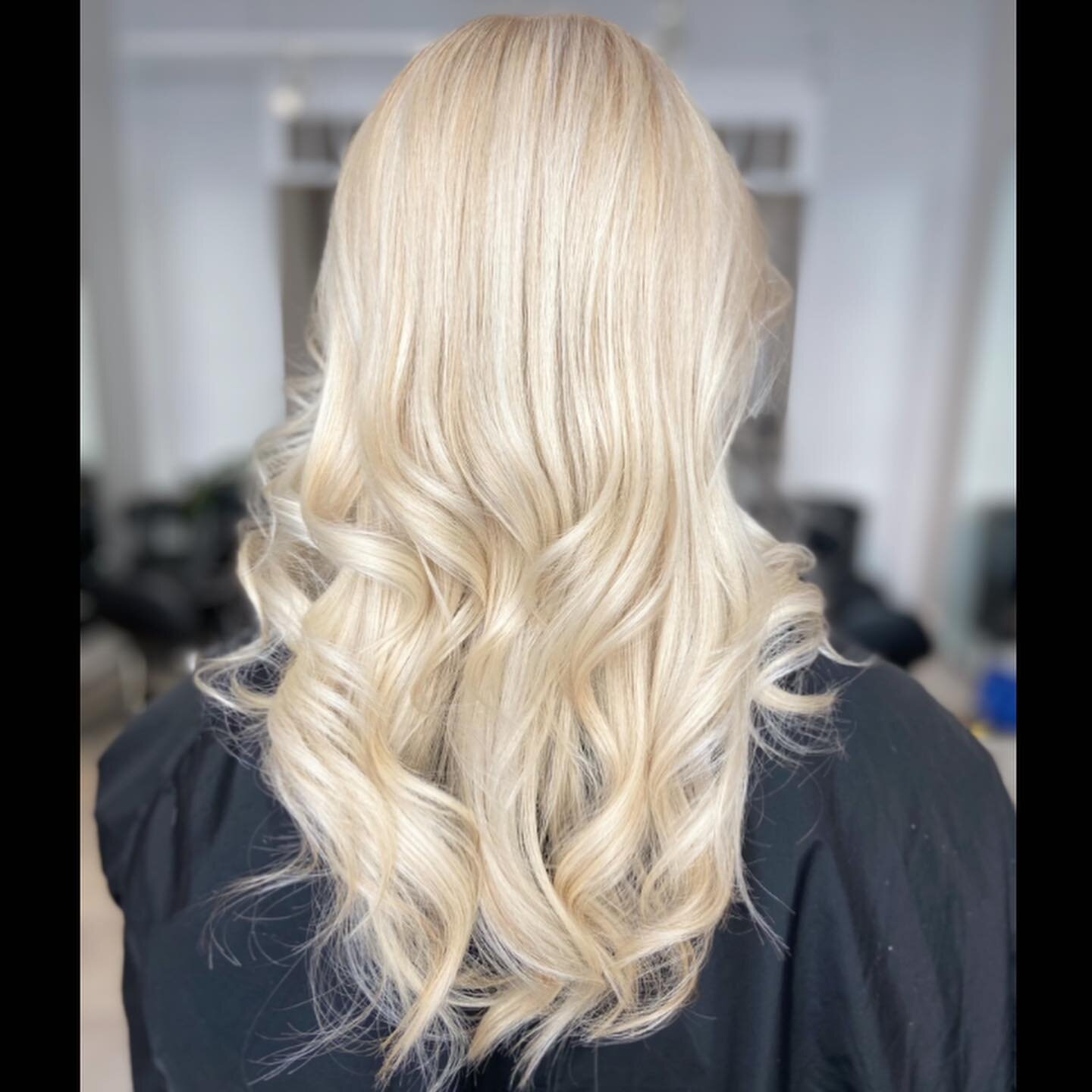 Gl&ouml;m inte och boka in din tid innan sommarn ☀️🌸

#fris&ouml;rstockholm #hair #wella #color #mariatorget
#olaplexsweden #balayage #babylights #blond #blondehair #herrklippning #s&ouml;dermalm #fris&ouml;r #hornsgatan #highlights #haircolor #h&ar