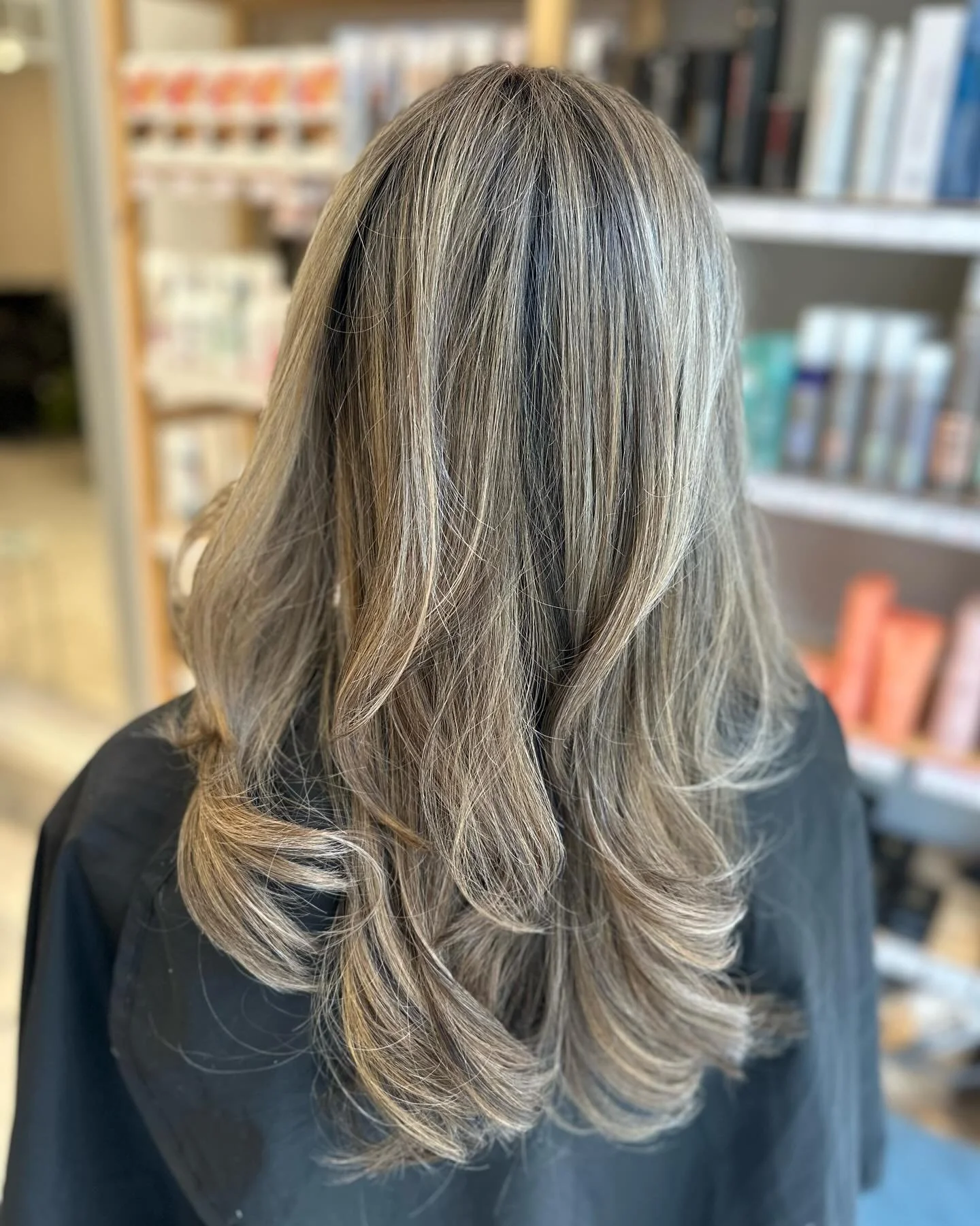 Gl&ouml;m inte att boka din tid nu inf&ouml;r h&ouml;sten!!🤍 #fris&ouml;rstockholm #salong43sthlm #highlights #beautiful #klippning #balayagehair #stockholm #salong #sweden #fris&ouml;rsalong #f&ouml;rdig