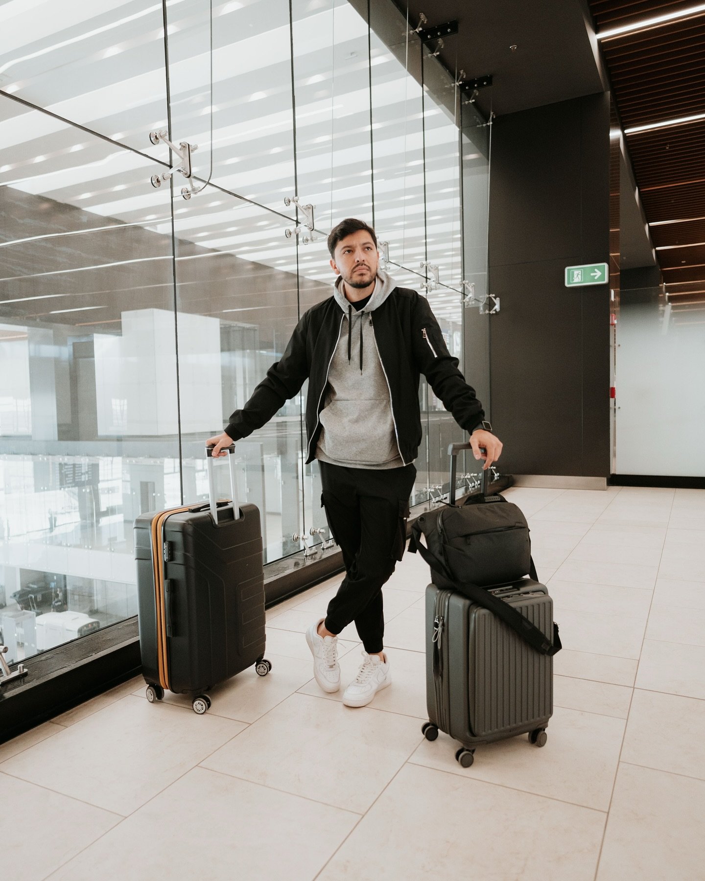 La semana pasada estuvo buena👇⚡️🔥

1- Listo para viajar, Cruzando de San Diego a Tijuana por que es mas barato volar desde ahi 👀
2- Las maletas y denisse despidi&eacute;ndose al fondo @frequentflyermx 
3- Desayunito de aeropuerto con la mas bonita