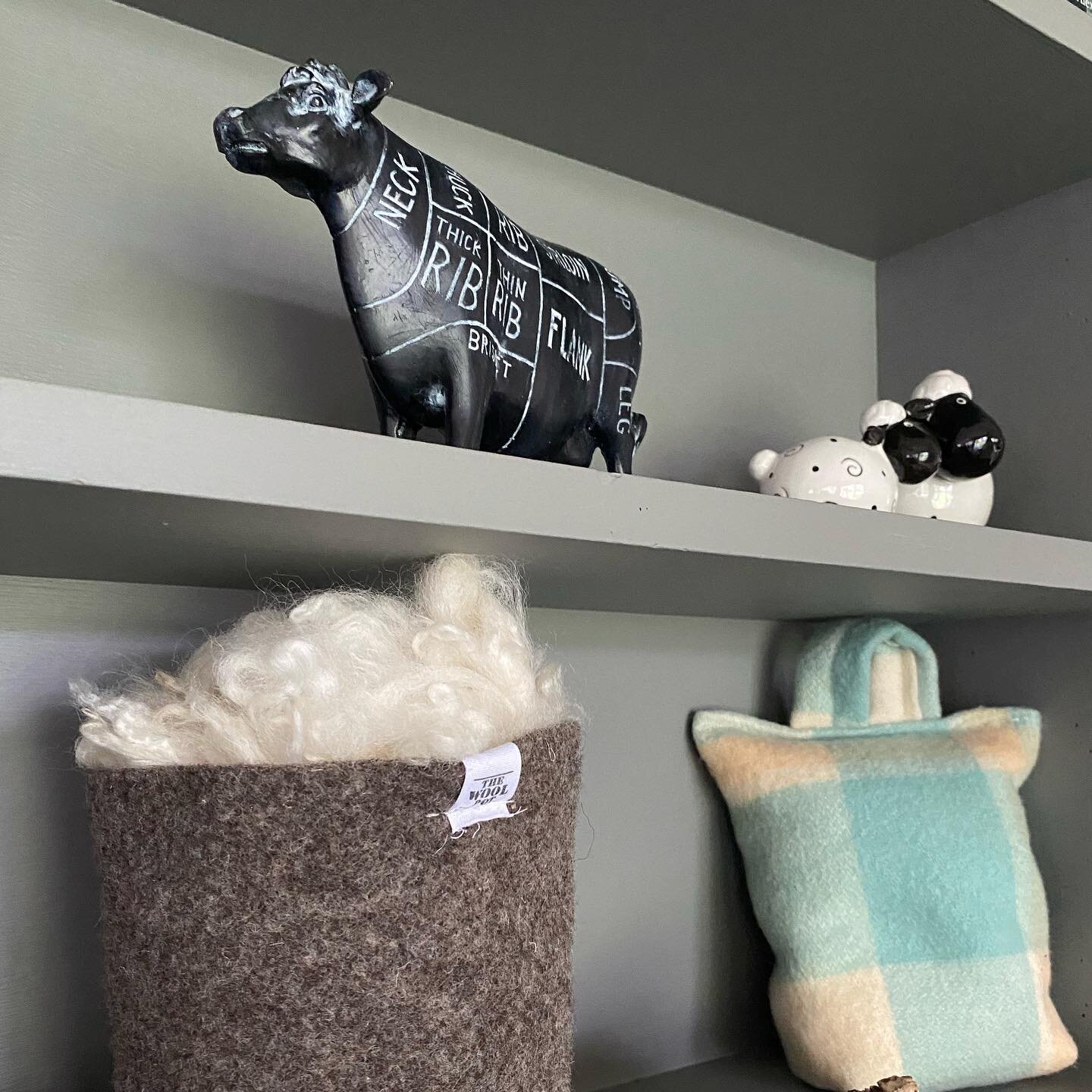 Freshly cleaned wool displayed in a NZ grown wool pot - our guests this week should enjoy touching it. #pggwool @thewoolpot  #nzfarming #tepungafarming #tuiridgehomestay  #matahuruvalleywalk