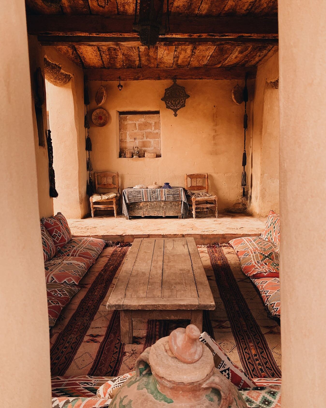 While in the Oasis of Siwa, we discovered the charming ecolodge village of @tazirysiwa where we enjoyed a most mesmerizing dinner under the stars. // photo by @thequietquest for @thecoverse.co #motherlandescapes #siwaoasis #experienceegypt
.
.
.
#tra