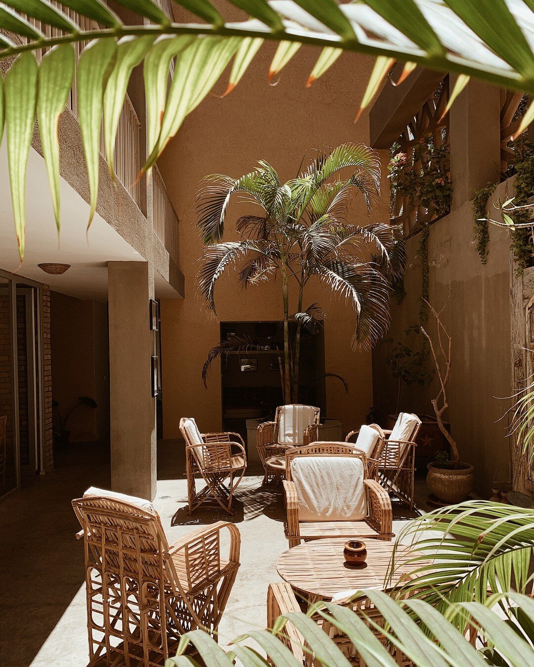 When staying in dreamy Dahab, the city of beauty and magic (official tourism slogan), make @dardahab.official - a Swiss-Egyptian family guesthouse with eco-friendly architecture - your home away from home. We've l o v e d being there. // photo by @th