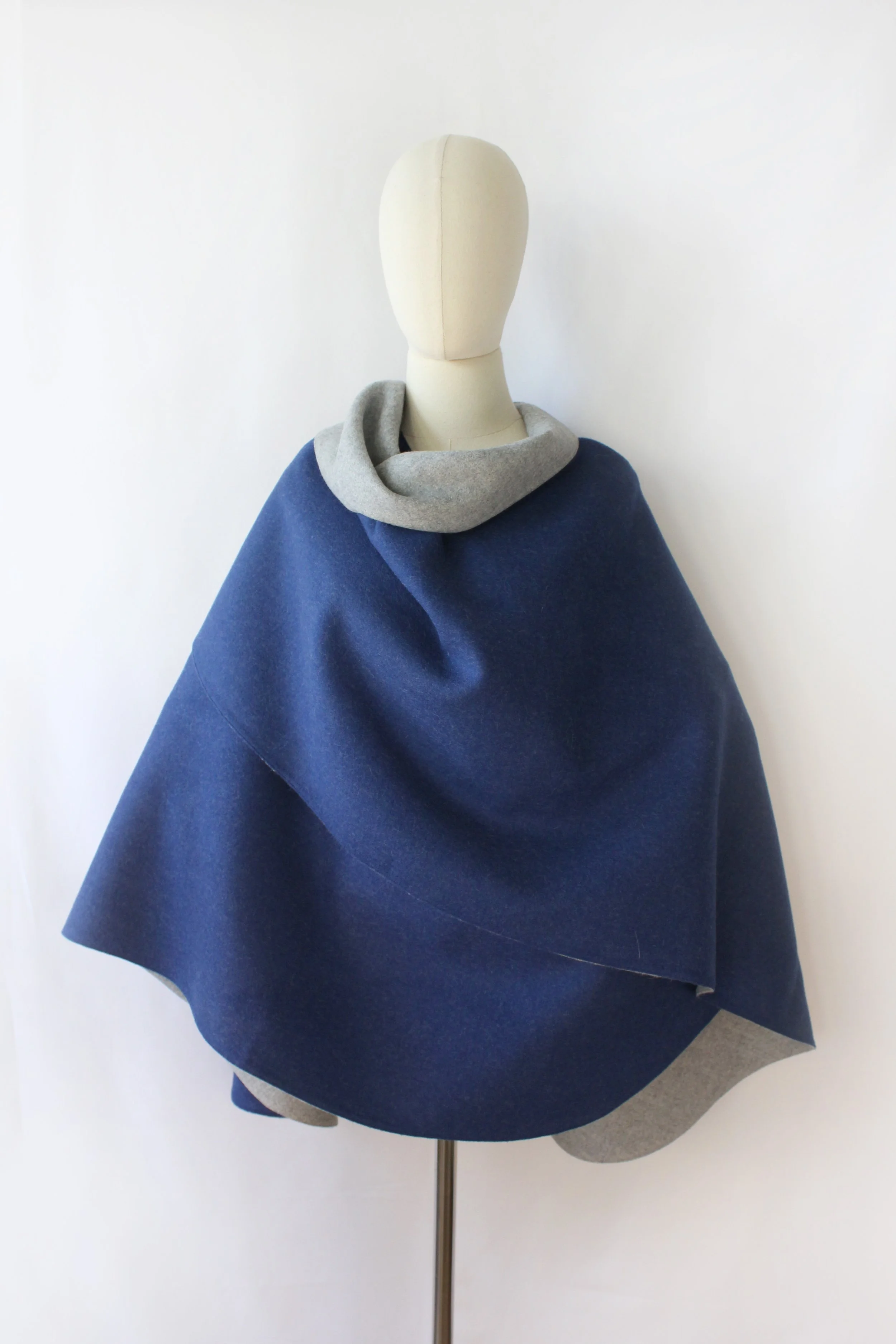 Reversible Classic Cape Blue/Silver — Quri Andino