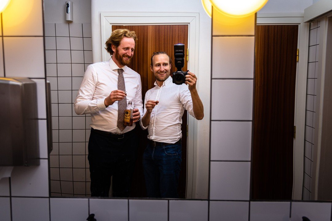 Det bedste ved at have glade kunder, der anbefaler &eacute;n, er at man ofte m&oslash;der dem igen til et efterf&oslash;lgende bryllup.
Her er det min navnebror og jeg, der skal lige til at nyde en finsk Jaloviina &Auml;delbr&auml;nnvin. En l&aelig;k