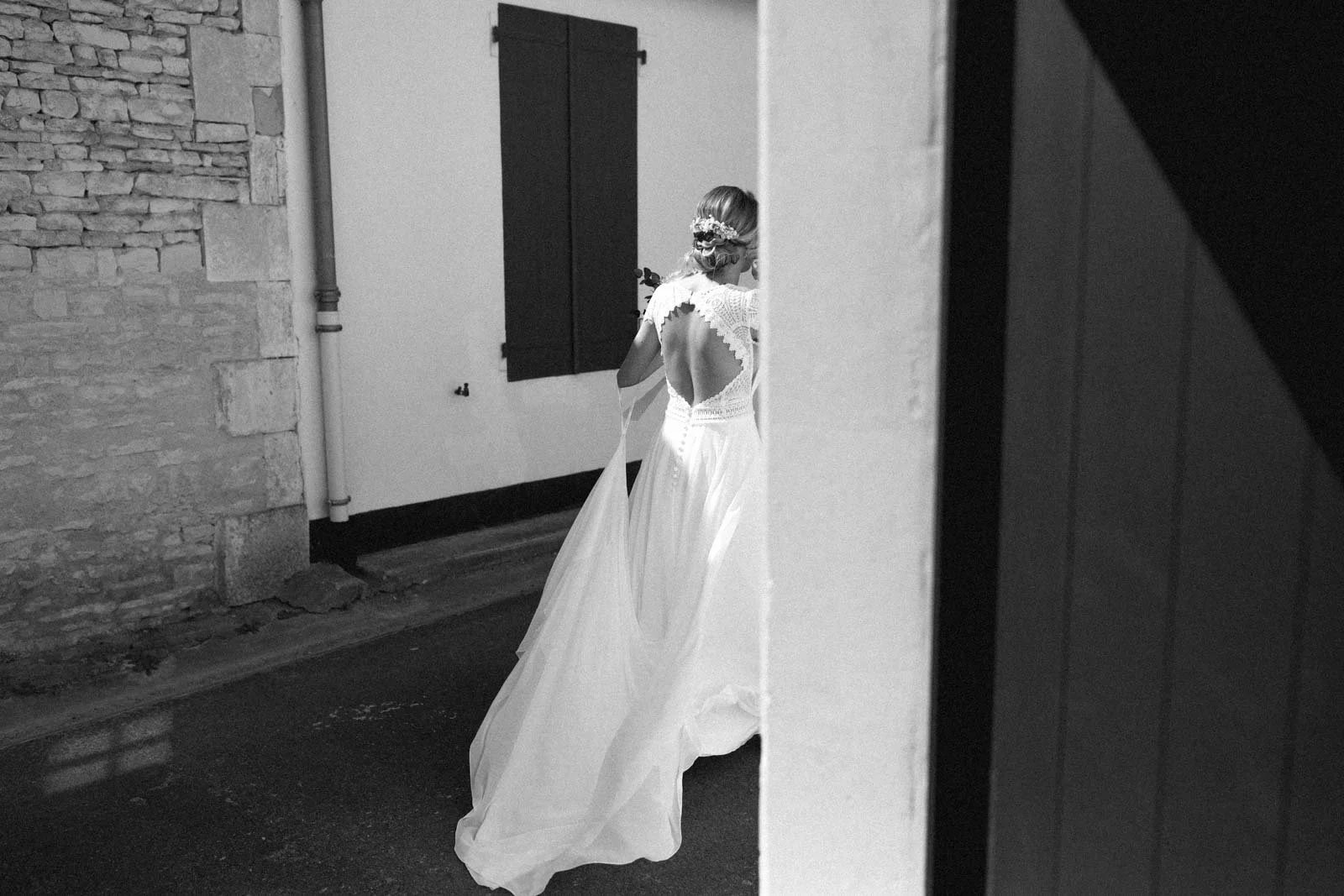 marylise-bridal-dress--nicolas-bellon-ile-de-re-photographe-mariage-storytelling-008.jpg