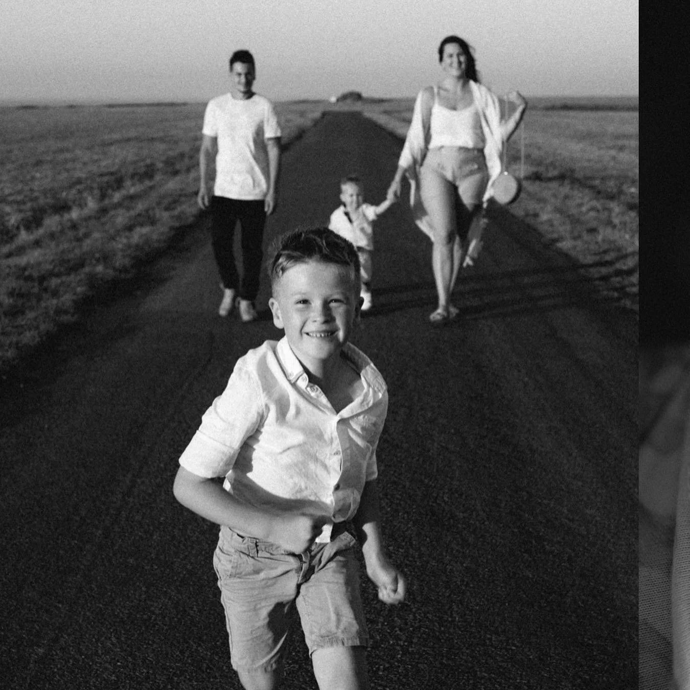 Les ann&eacute;es passent 🌬

En 2015 j&rsquo;avais accompagn&eacute; ce couple pour leur Wedding 💍

6 ans apr&egrave;s ils sont une grande famille pleine de liens 🙌🏻 

Je suis all&eacute; passer une fin de journ&eacute;e avec eux, dans leur maiso