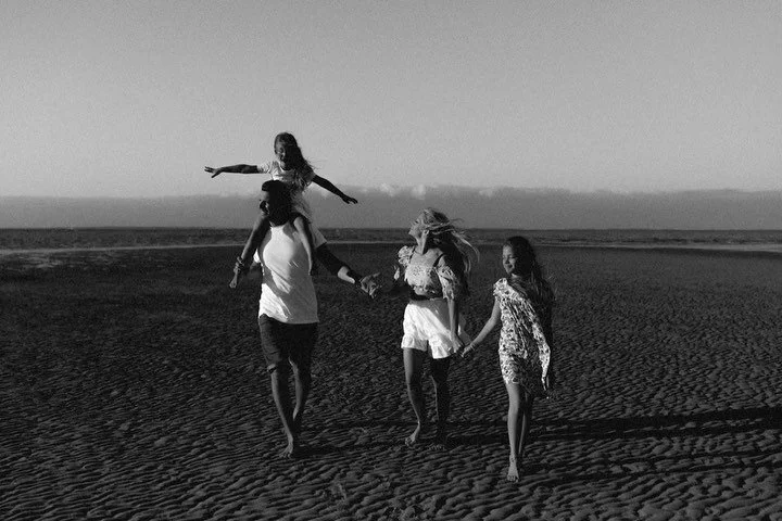 🏝
Ma passion pour les Gifs, animer des photos pour revivre le moment plus intens&eacute;ment 🙌🏻

#family #familleiledere #iledere #sunsetfamily #sunsetiledere #familyshoot #nicolasbellonphotography