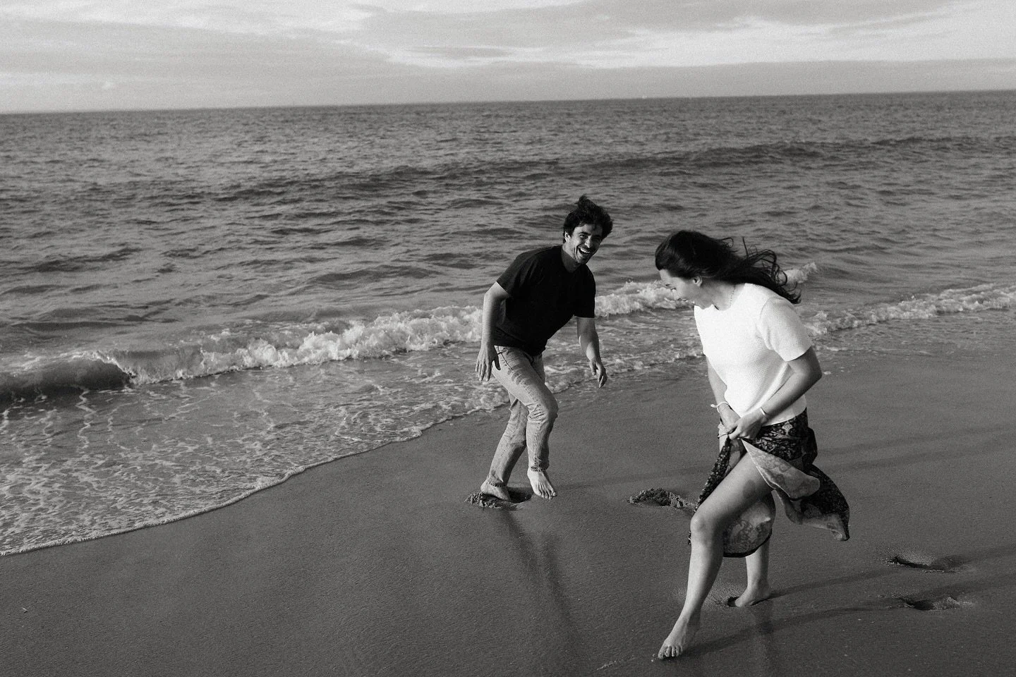 Traverser les chemins de mon enfance, entre les Sailloux et le Peulx pour finir face a la mer, soleil br&ucirc;lant, dune couch&eacute;e, index shutter. 

S&eacute;ance d&rsquo;engagement de Barbara et Antoine, Ao&ucirc;t 2025, Loix

#photographeiled