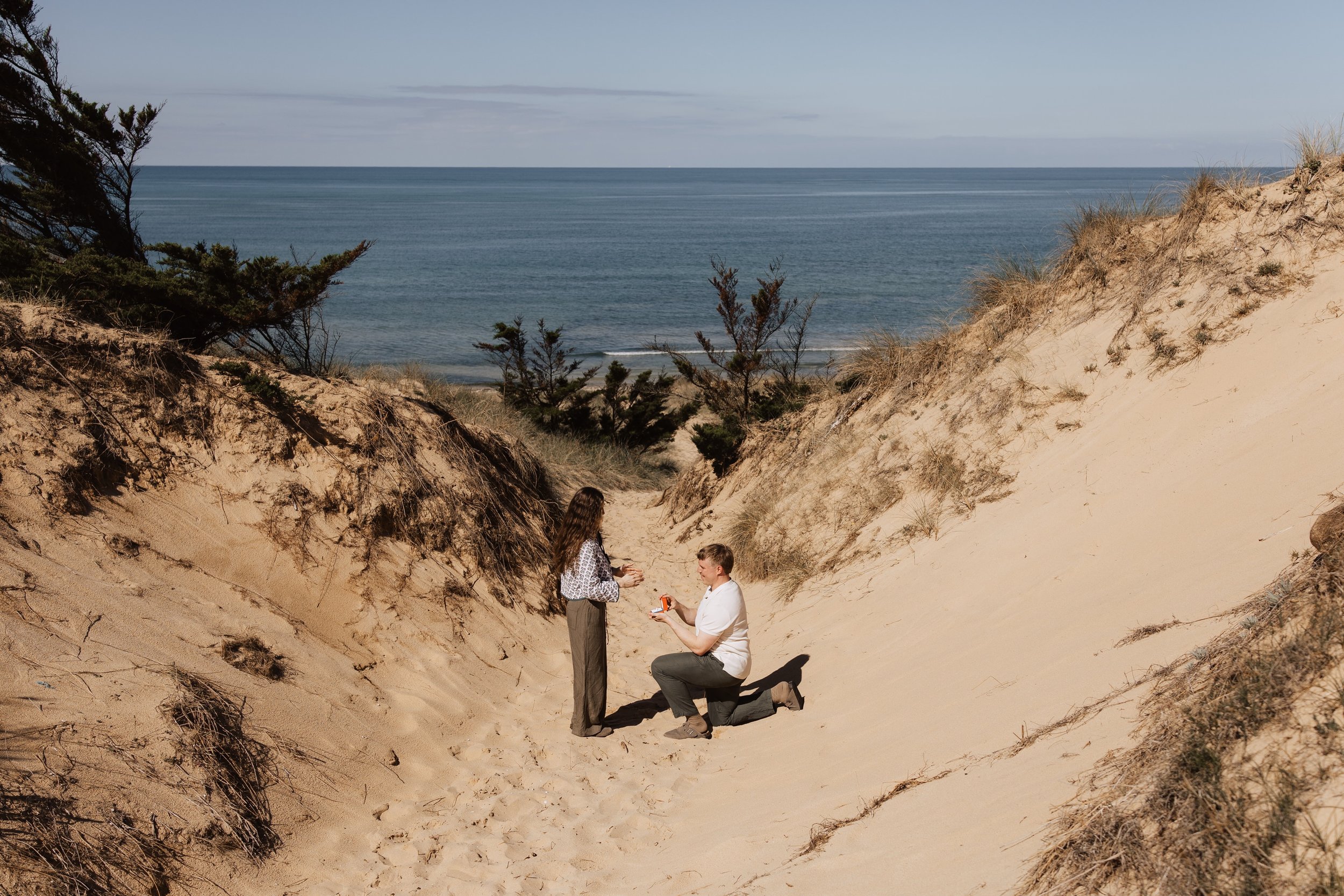 Il y a des matins qu&rsquo;on d&eacute;cide la veille, en regardant le ciel.
On monte dans les dunes sans rien dire, on fait semblant de se promener.
Le sable tient mal, on rit, on se rattrape.
Et puis l&rsquo;un des deux s&rsquo;arr&ecirc;te, et le 