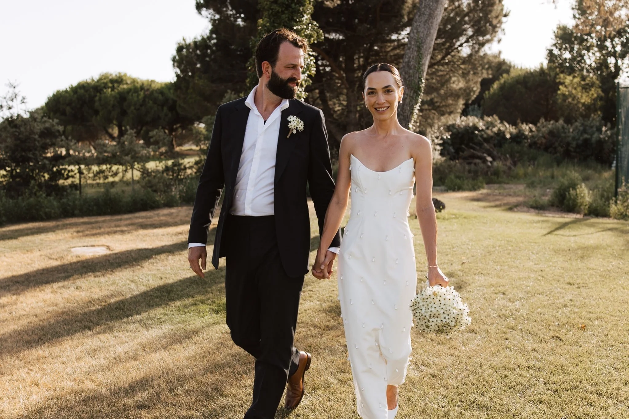 Twenty-five summers on &Icirc;le de R&eacute;. One June evening in Les Portes, thirty family members, one table. Thank you Annie &amp; Luke.

Micro-Events by @mgevents.iledere, l'essentiel en petit comit&eacute; : lien en bio.

Grande f&ecirc;te ou p