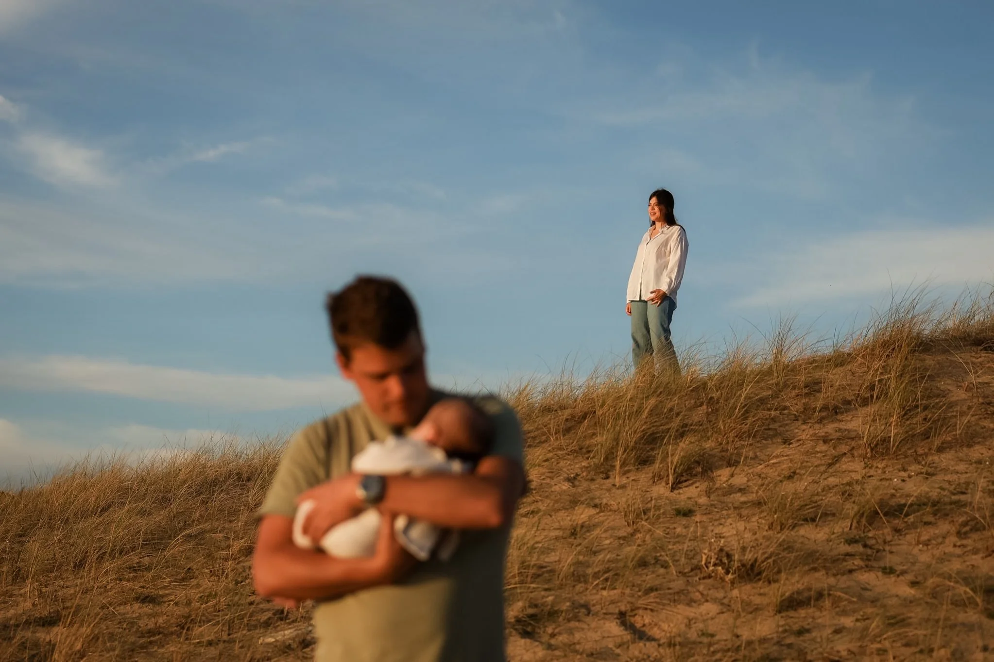 Il y a sur les dunes, en octobre, une lumi&egrave;re qui a fini son travail d'&eacute;t&eacute; et ne garde que l'or. Le vent couche les herbes, l'Atlantique gronde derri&egrave;re.
Au milieu de tout cela, une enfant de six semaines tient dans des br