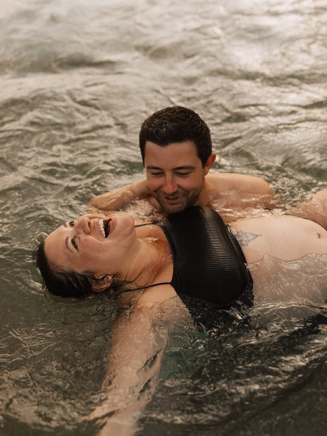 Justine et Valentin, fin ao&ucirc;t &agrave; la Patache.
On a commenc&eacute; dans les dunes avec la robe blanche, puis on a fini dans l&rsquo;eau. Elle &eacute;tait ti&egrave;de, il y avait les bateaux qui rentraient au port et le soleil qui se couc