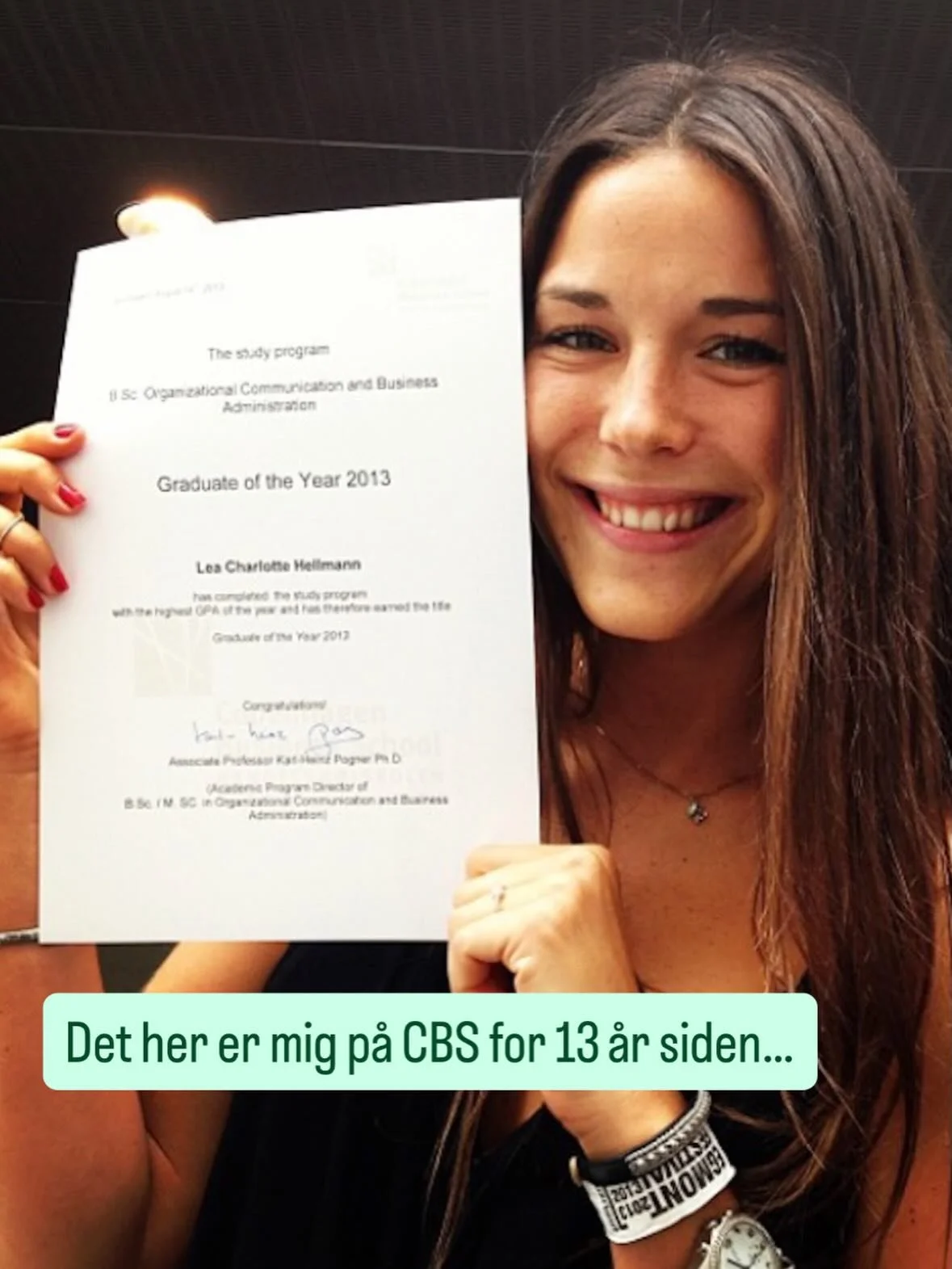 Det er et billede af mig, der blev &lsquo;Bachelor of the Year&rsquo; p&aring; min uddannelse p&aring; CBS med &aring;rgangens h&oslash;jeste snit for 13 &aring;r siden. 
&nbsp;
Jeg har altid v&aelig;ret glad for at g&aring; i skole. Men jeg str&aeli