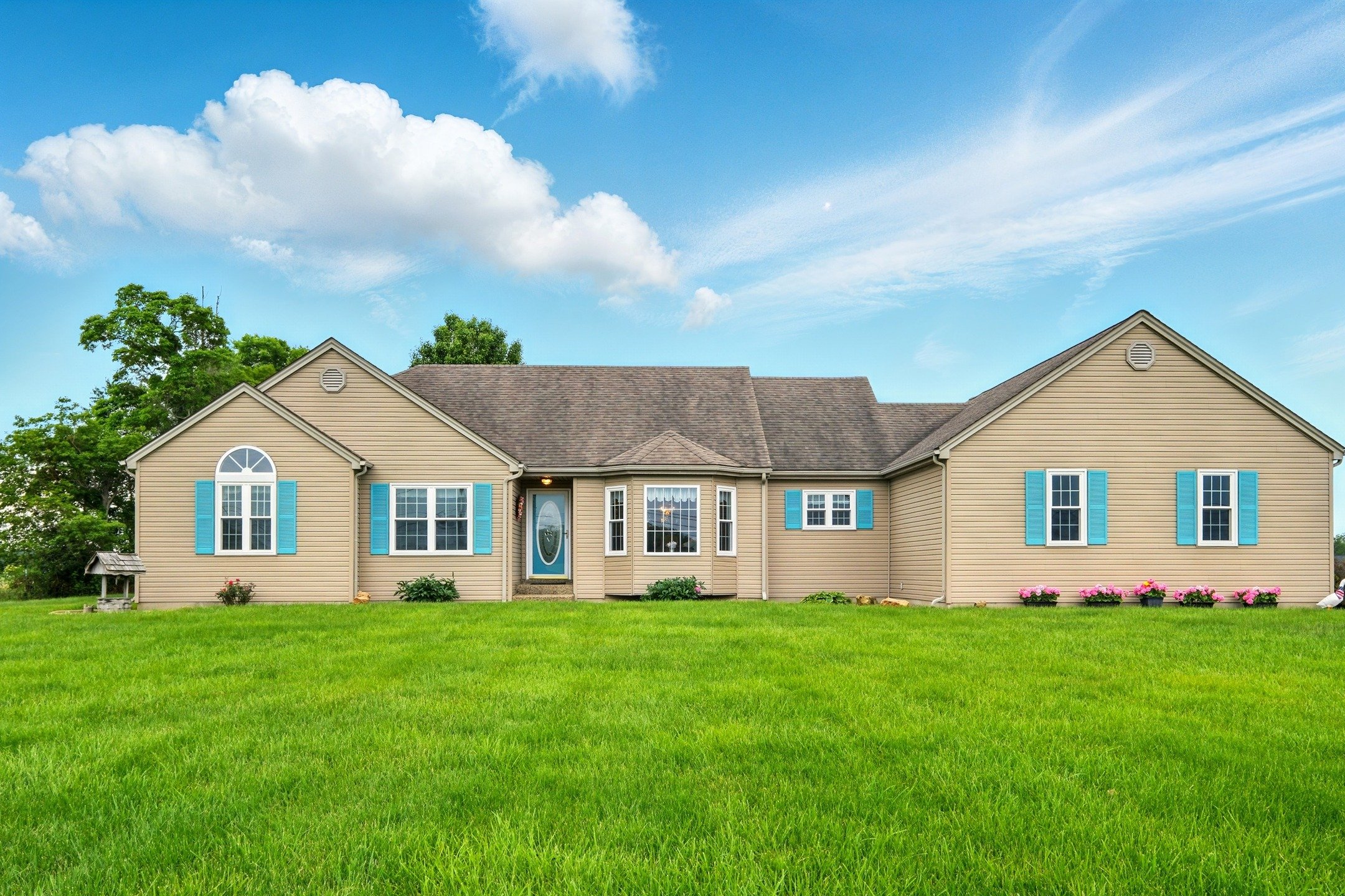 JUST LISTED 🌟

📍2920 Tunnel Mill Road, Charlestown, IN 47111
🛏️ 3 Beds | 🛁 2 Baths | 📐 1,850 Sqft | 💰 $379,900

Immaculate ranch on 1 acre with no HOA! 🏡 Features include an unfinished basement, 2-car attached garage, and asphalt driveway. Enj