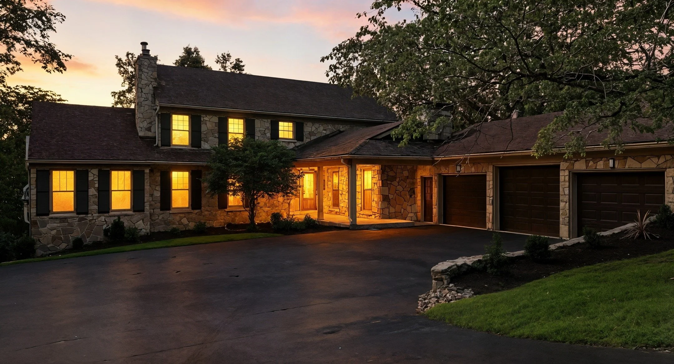 JUST LISTED 🌟

📍3 Scenic Hl, Prospect, KY 40059
🛏️ 5 Beds | 🛁 5 Baths | 📐 6,942 Sqft | 💰 $1,121,500

Welcome to 3 Scenic Hill Court&mdash;an updated luxury estate on 3.5 wooded acres in Prospect&rsquo;s prestigious Hunting Creek community. 🏡 T