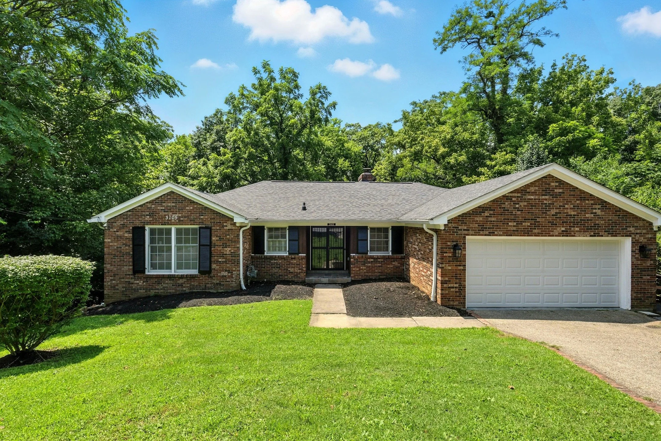 JUST LISTED 🌟

📍3105 Dorilton Ct, Spring Valley, KY 40241
🛏️ 5 Beds | 🛁 3 Baths | 📐3,251 Sqft | 💰 $485,000

Welcome to your private retreat in Spring Valley Estates! 🌳 Set on over half an acre, this home features vaulted ceilings with exposed 