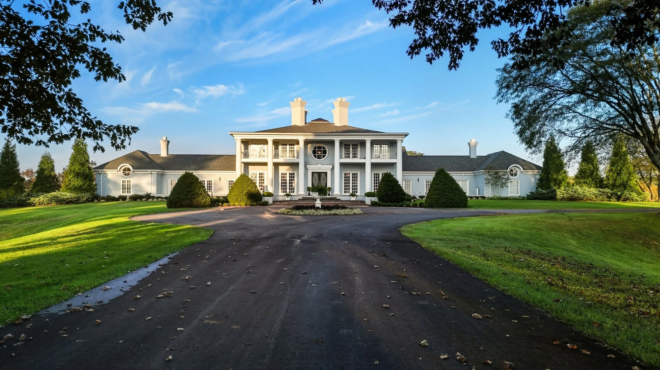 A few shots for @nellbradley_realtor's listing in La Grange, KY. 4.5 million and this incredible 82 acre horse farm could be yours!

#horsefarm #horsefarms #realestate #realestatephotography #kentuckyhorsefarm