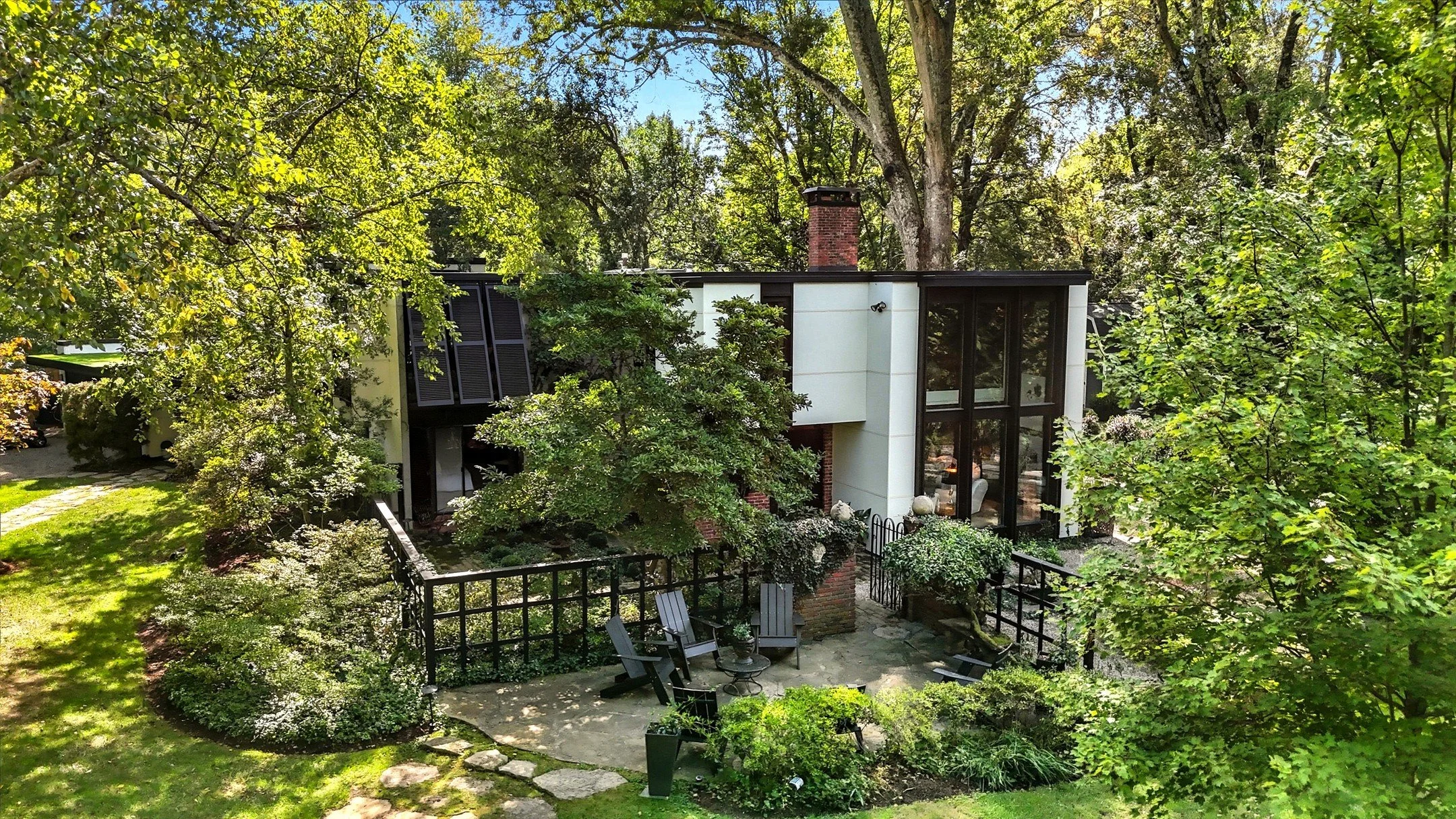 Shout out to @melanie_galloway_realtor and @staceywheatdickens on this one of a kind listing! Our team member, Micah, came away with some awesome shots! Such a unique home!
#louisvillerealestatemedia #louisvillerealestate #realestatemedia #louisvill