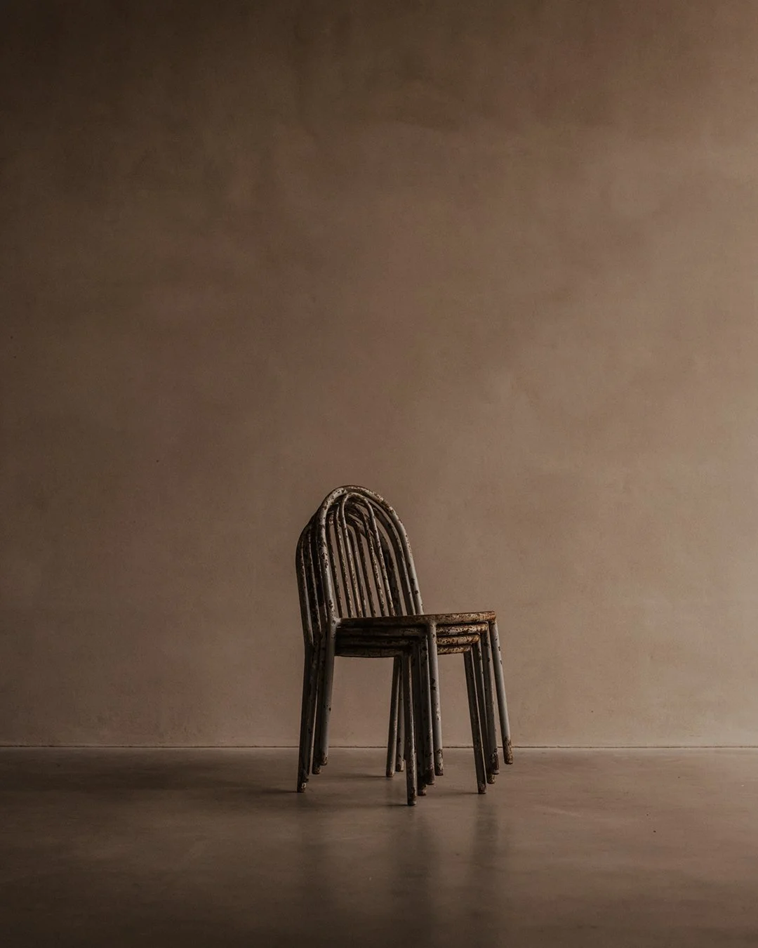 Vintage Robert Mallet-Stevens tubular-steel chair with rectilinear frame and aged patina, produced by Tubor in the 1930s