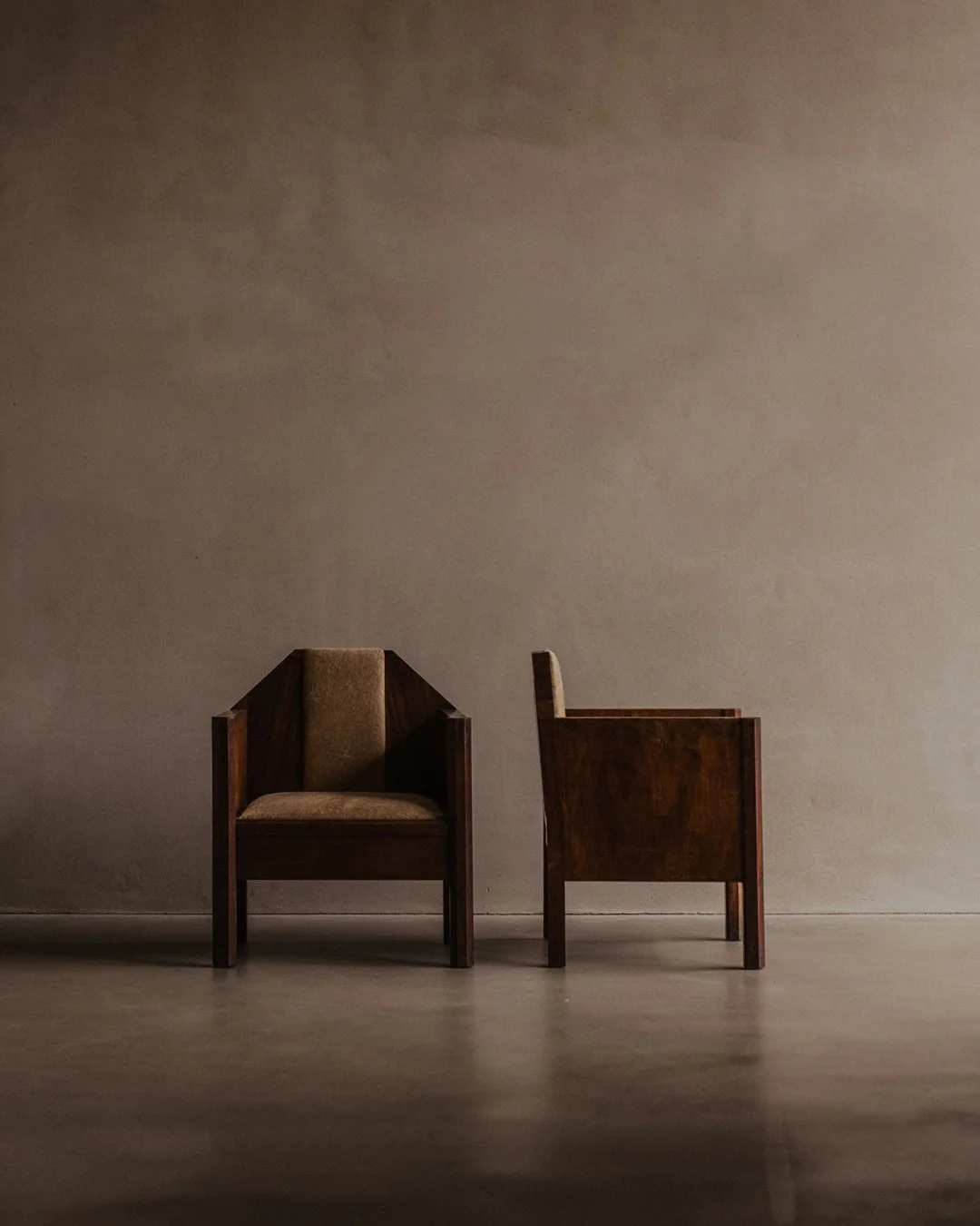 Pair of French Art Deco armchairs in veneered wood with geometric form and upholstered seats, early 20th century