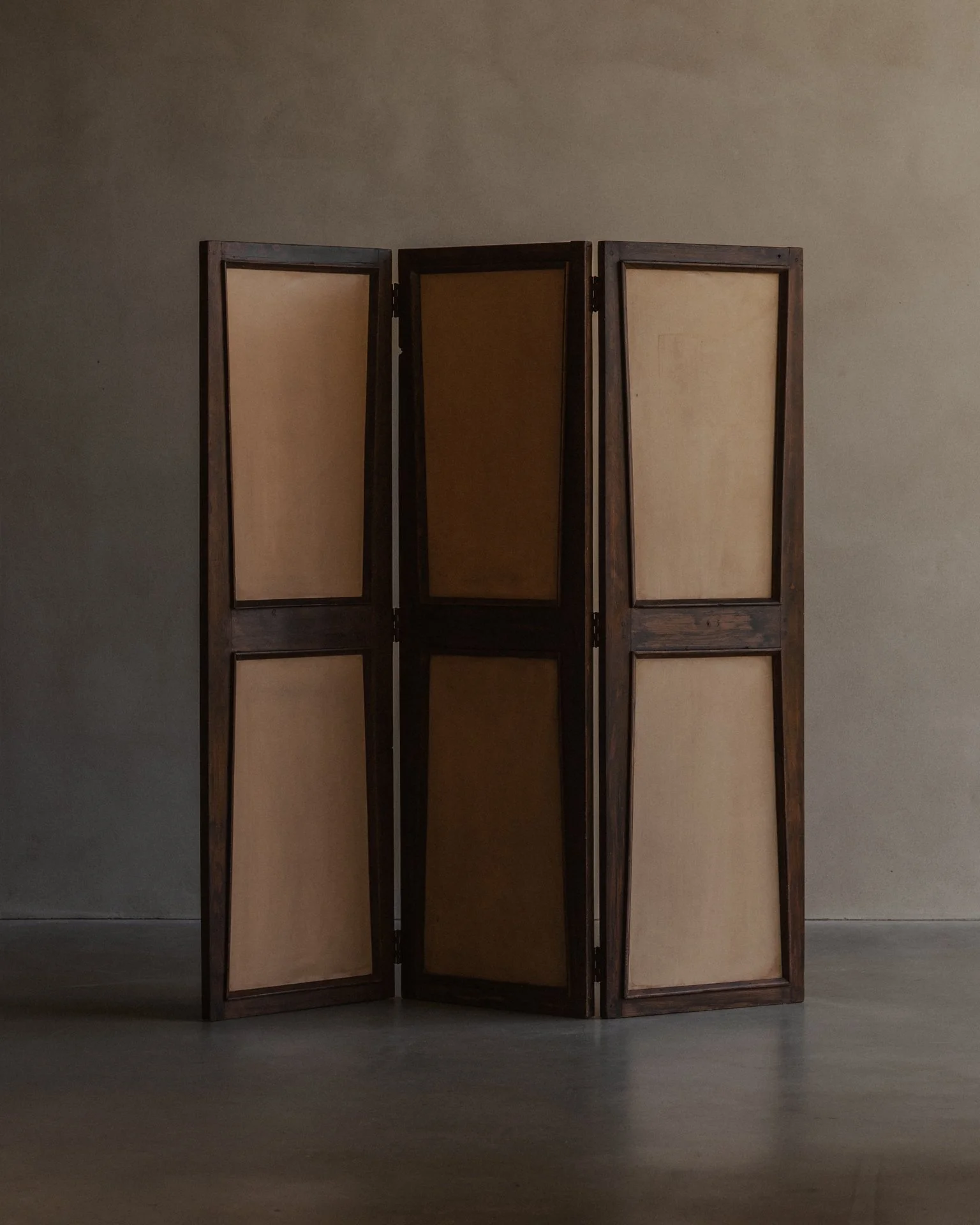 Pierre Jeanneret PJ-DIVERS-01-A three-panel folding screen, c. 1957–58, solid teak frame with beige, butter-yellow and peach Skai upholstery, Chandigarh, India