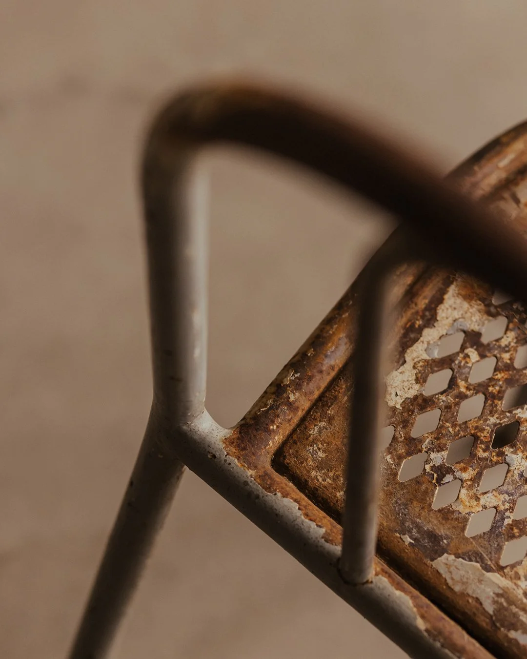 Vintage Robert Mallet-Stevens tubular-steel chair with rectilinear frame and aged patina, produced by Tubor in the 1930s