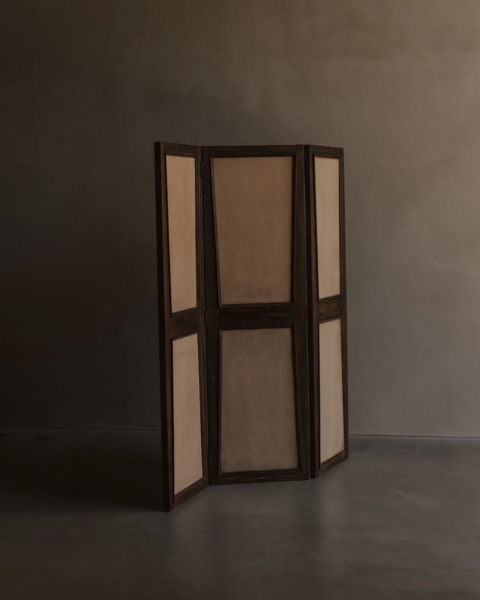 Pierre Jeanneret PJ-DIVERS-01-A three-panel folding screen, c. 1957–58, solid teak frame with beige, butter-yellow and peach Skai upholstery, Chandigarh, India