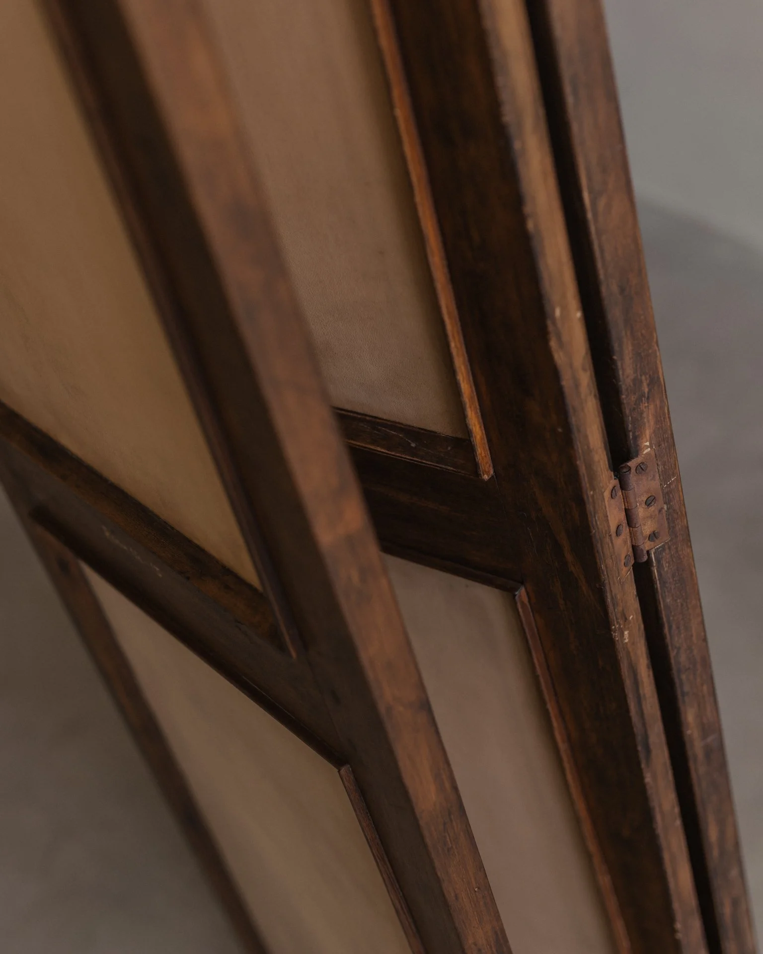 Pierre Jeanneret PJ-DIVERS-01-A three-panel folding screen, c. 1957–58, solid teak frame with beige, butter-yellow and peach Skai upholstery, Chandigarh, India