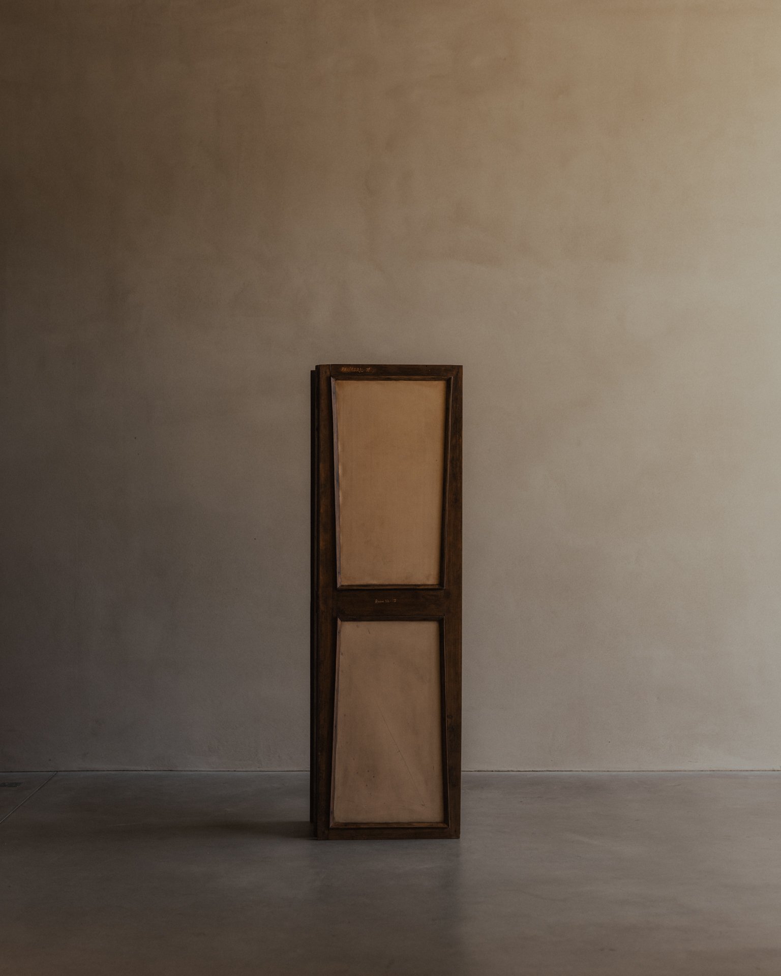Pierre Jeanneret PJ-DIVERS-01-A three-panel folding screen, c. 1957–58, solid teak frame with beige, butter-yellow and peach Skai upholstery, Chandigarh, India