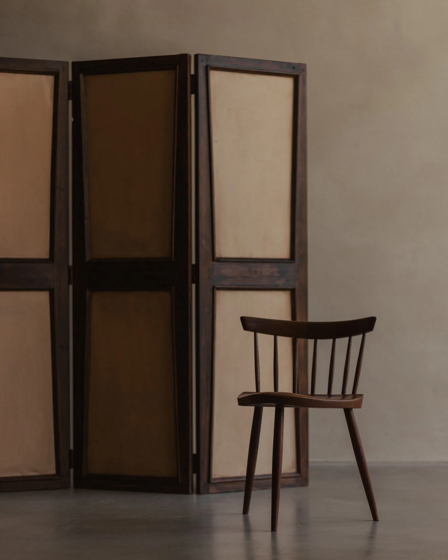 Pierre Jeanneret PJ-DIVERS-01-A three-panel folding screen, c. 1957–58, solid teak frame with beige, butter-yellow and peach Skai upholstery, Chandigarh, India