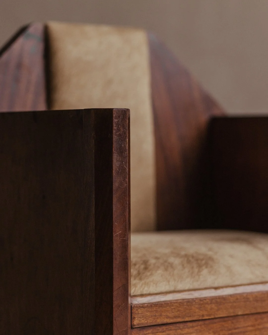 Pair of French Art Deco armchairs in veneered wood with geometric form and upholstered seats, early 20th century