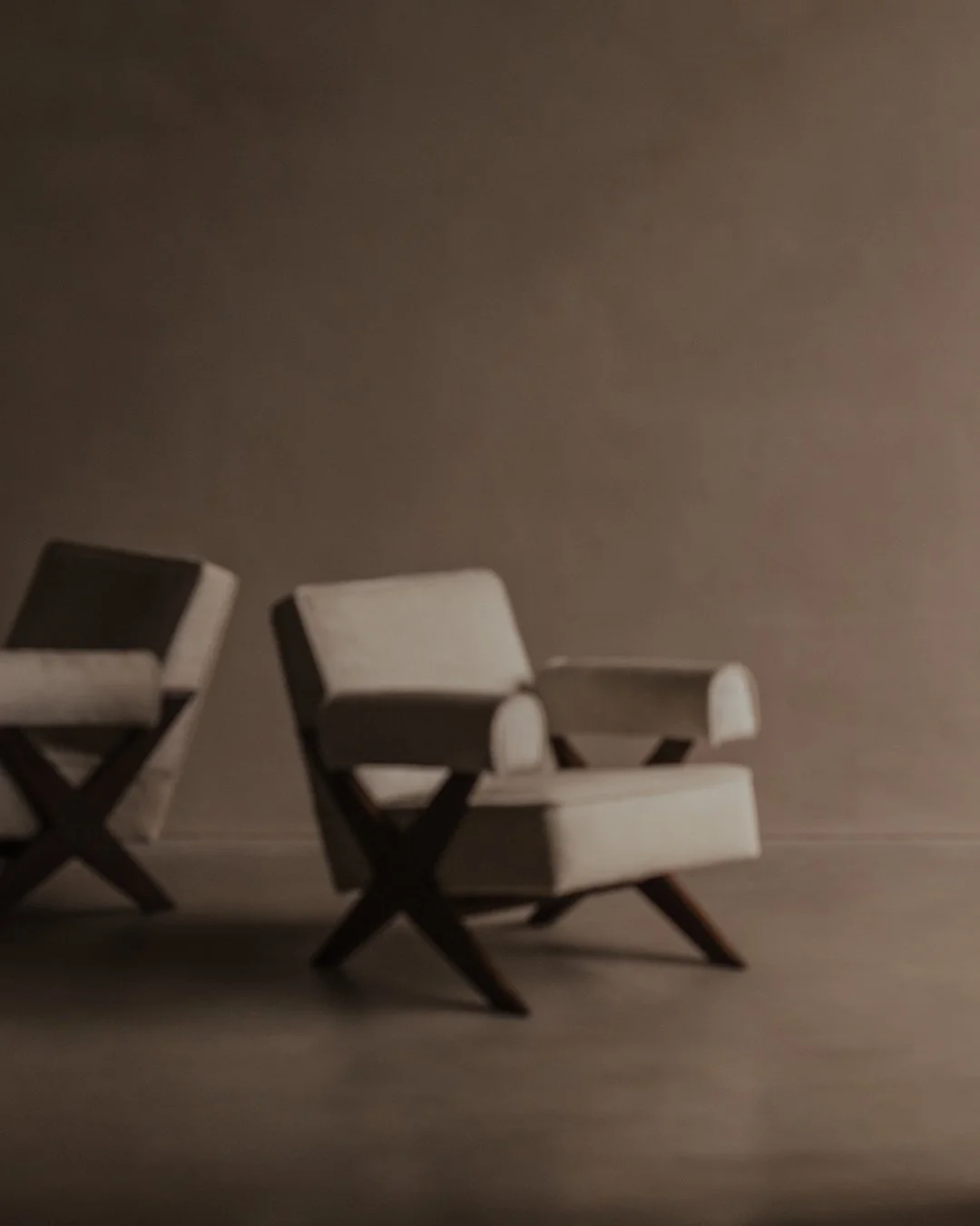 PJ-SI-48-A Pierre Jeanneret chairs from Chandigarh MLA Hostel Sector 1, restored teak and off-white cowhide upholstery, original 1950s design with X-legs