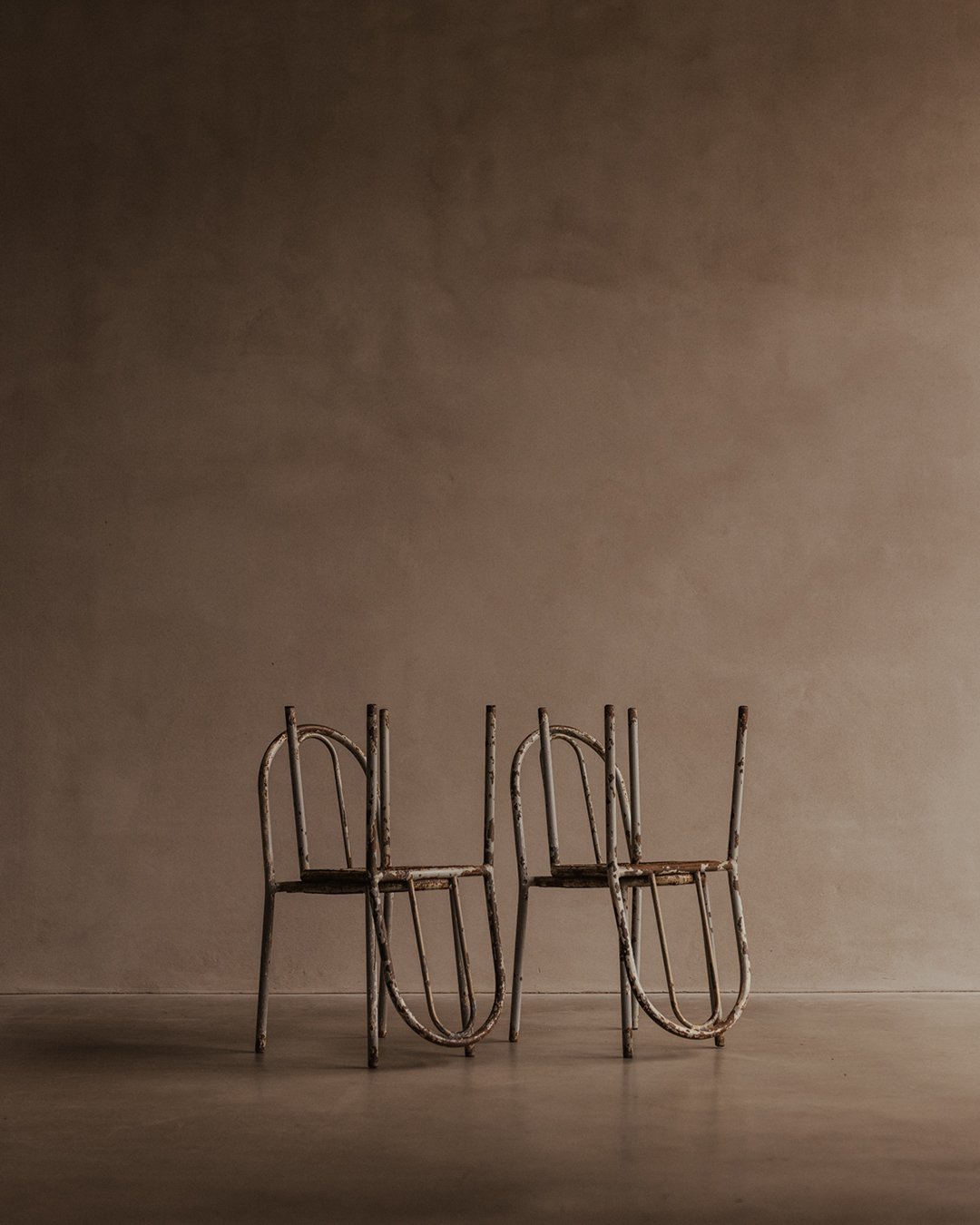 Vintage Robert Mallet-Stevens tubular-steel chair with rectilinear frame and aged patina, produced by Tubor in the 1930s