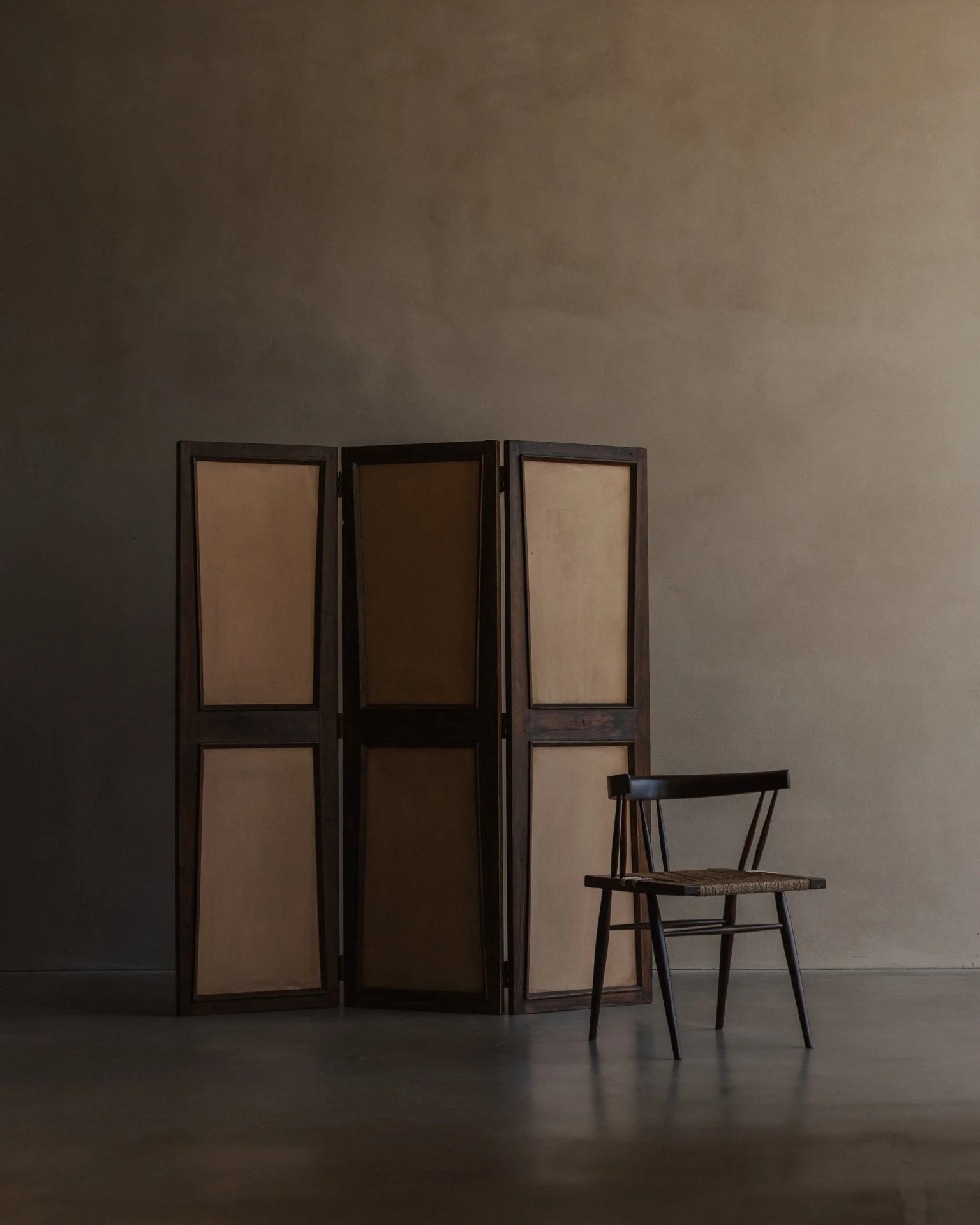 Pierre Jeanneret PJ-DIVERS-01-A three-panel folding screen, c. 1957–58, solid teak frame with beige, butter-yellow and peach Skai upholstery, Chandigarh, India