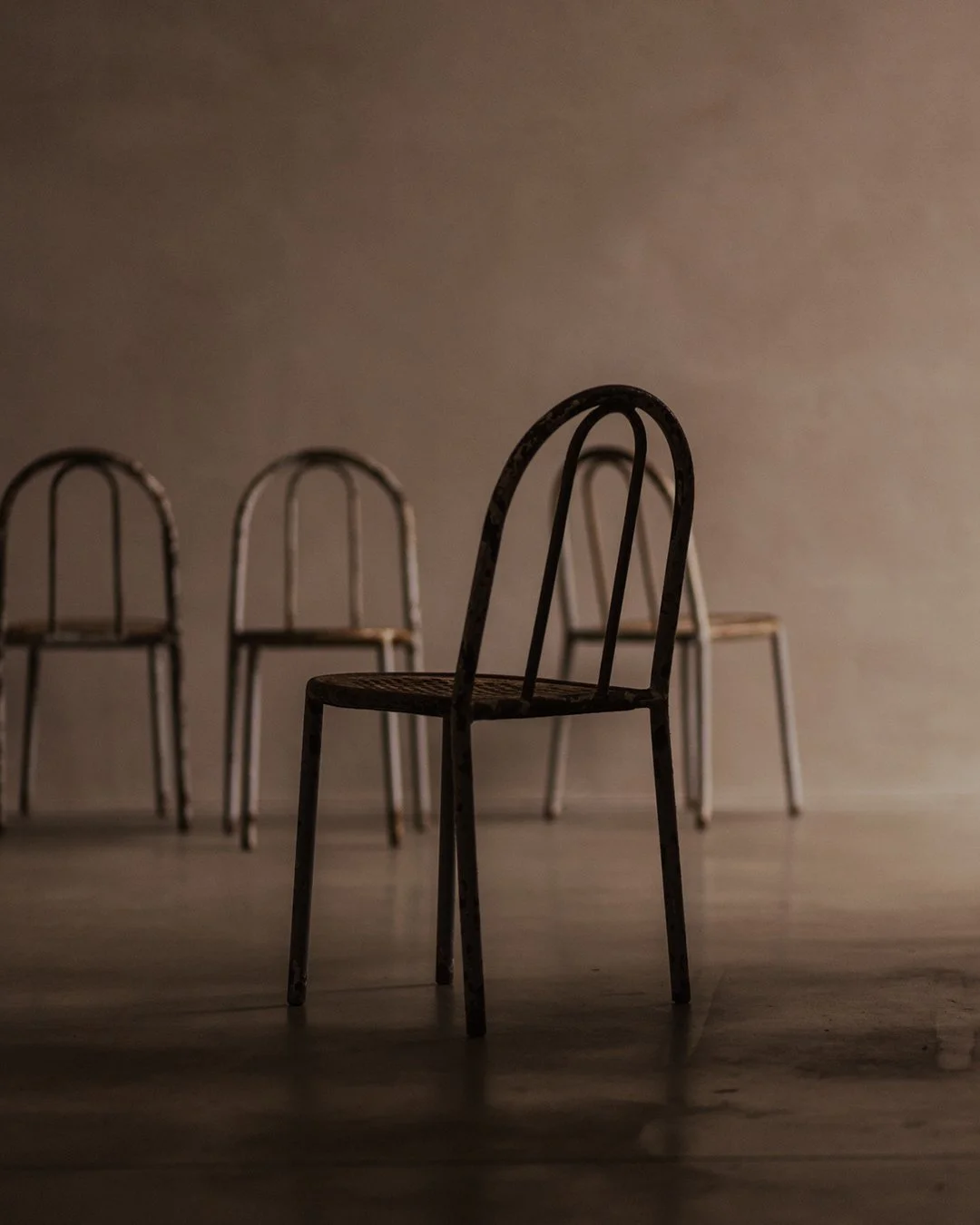 Vintage Robert Mallet-Stevens tubular-steel chair with rectilinear frame and aged patina, produced by Tubor in the 1930s