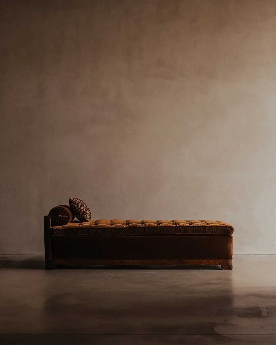 Scandinavian Art Deco daybed from the 1930s with patterned button-tufted upholstery, loose mattress and bolster, stained birch frame, and spring-supported seat