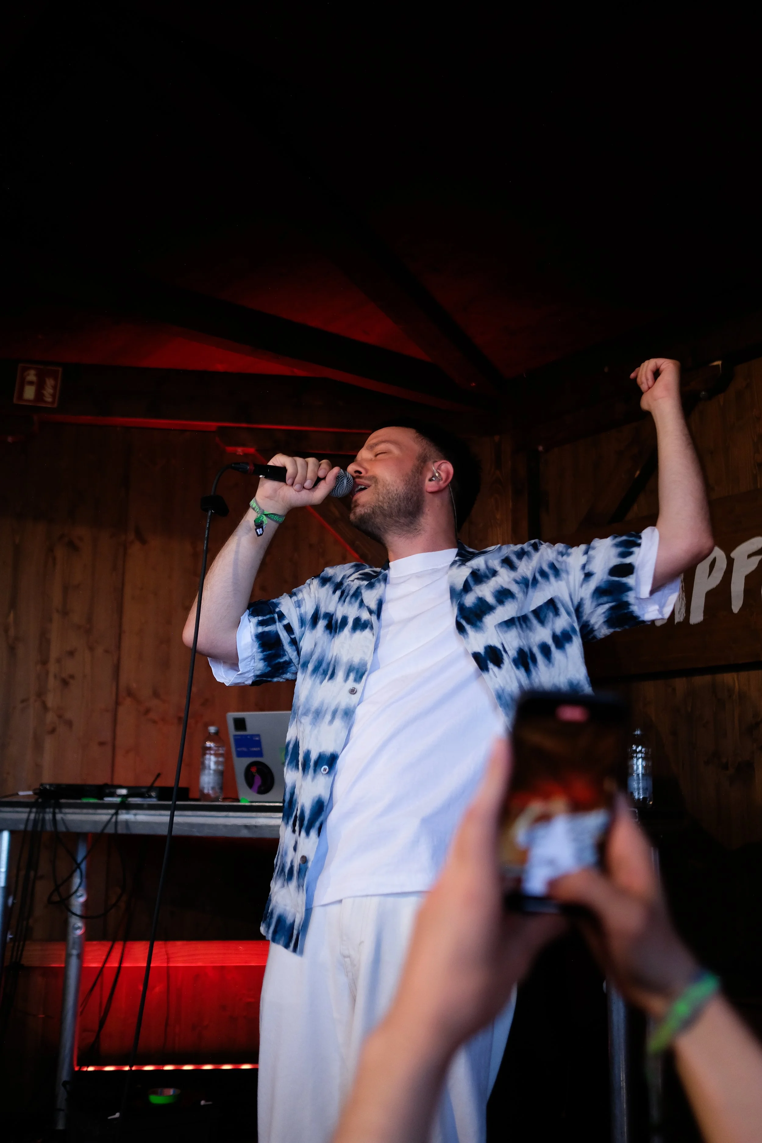 Kameraaufnahme des Berner Künstlers Pauli auf dem Gurten auf der Campfire Stage