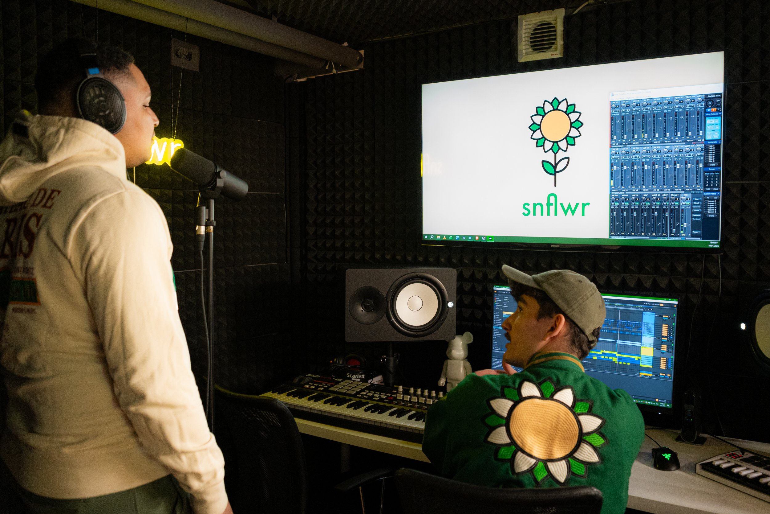 Kameraaufnahme einer Producing-Session im snflwr Studio in Bern