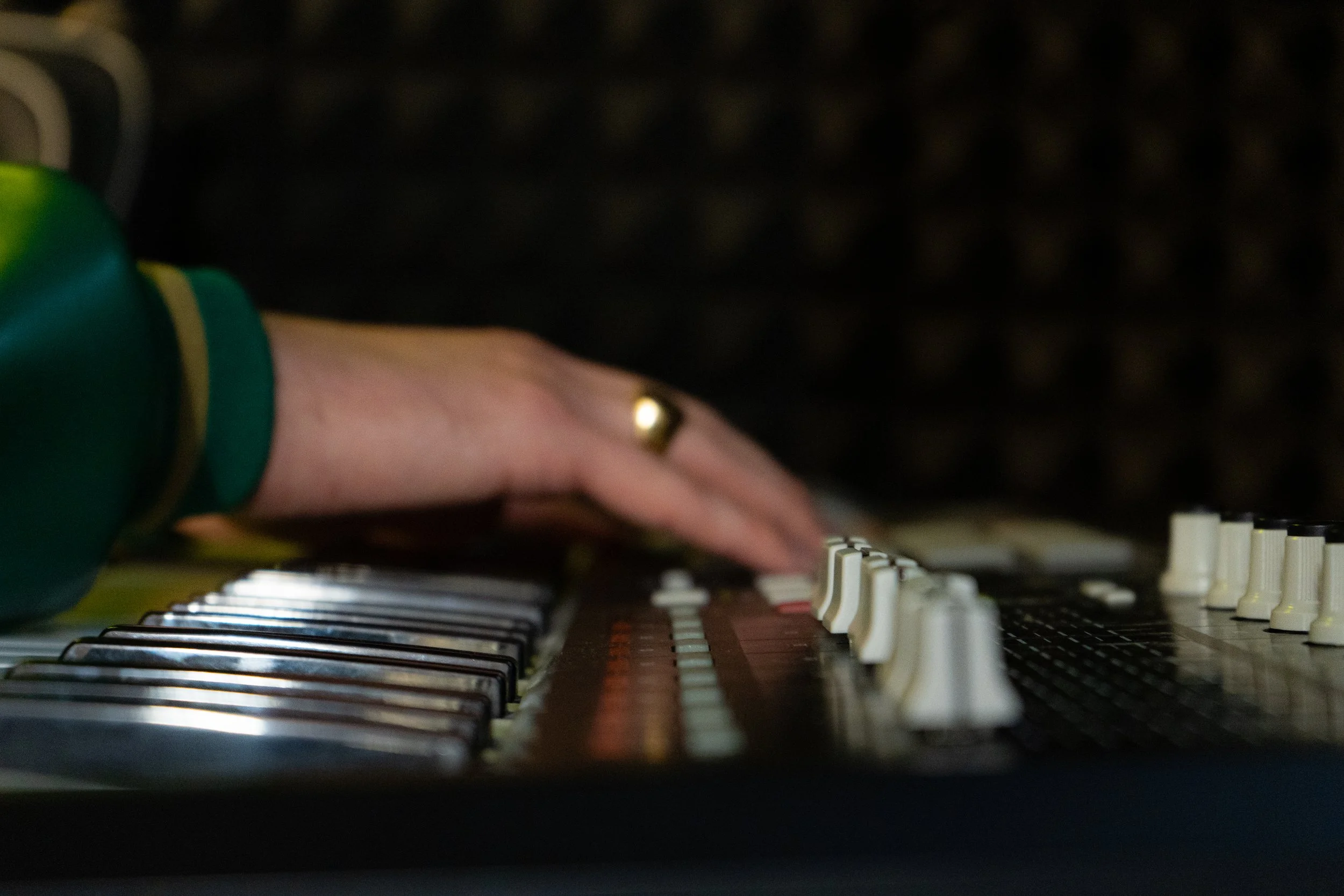 Kameraaufnahme eines Produzenten an einem AKAI MIDI Keyboard