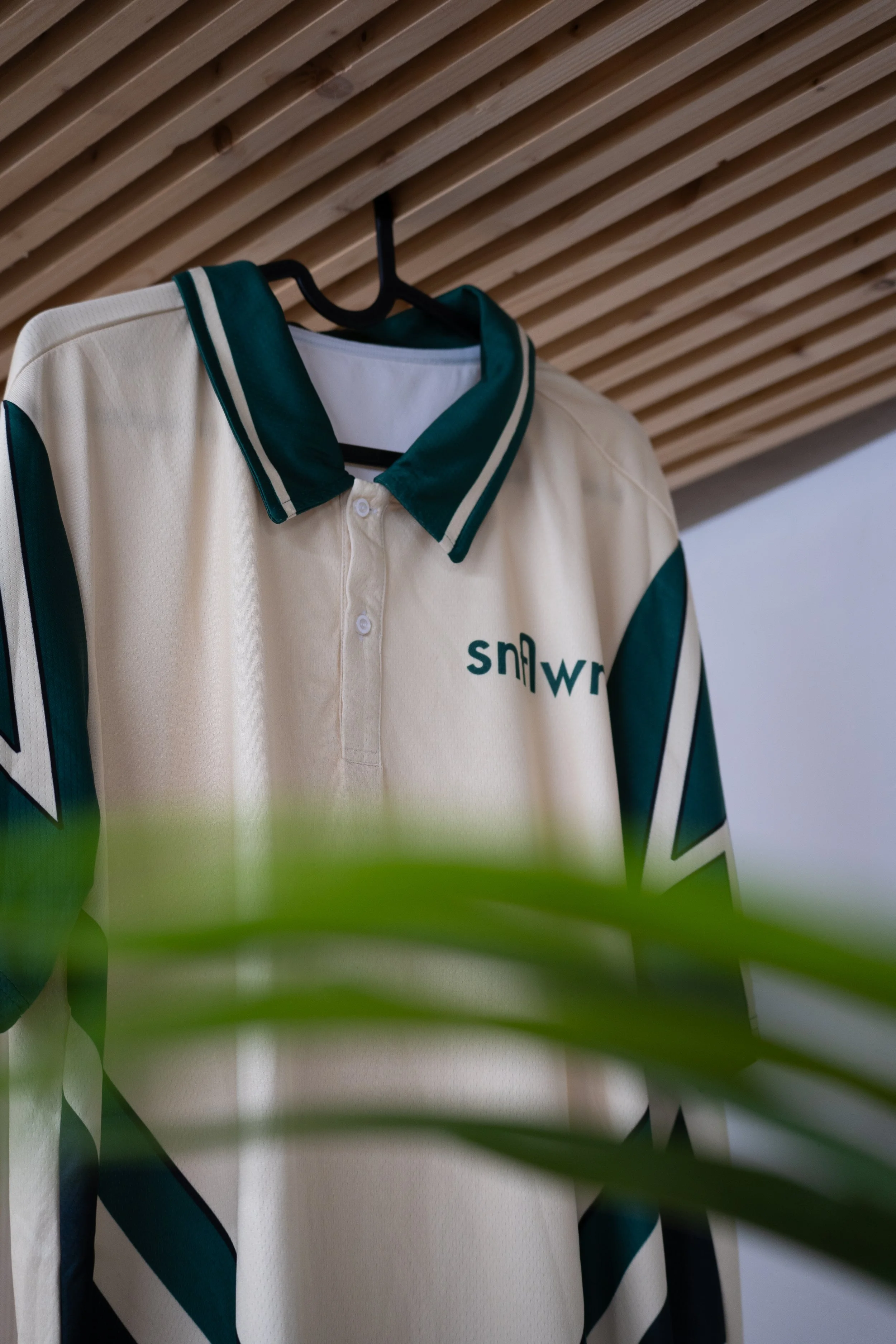 Kameraaufnahme eines snflwr Shirts im Studio in Bern